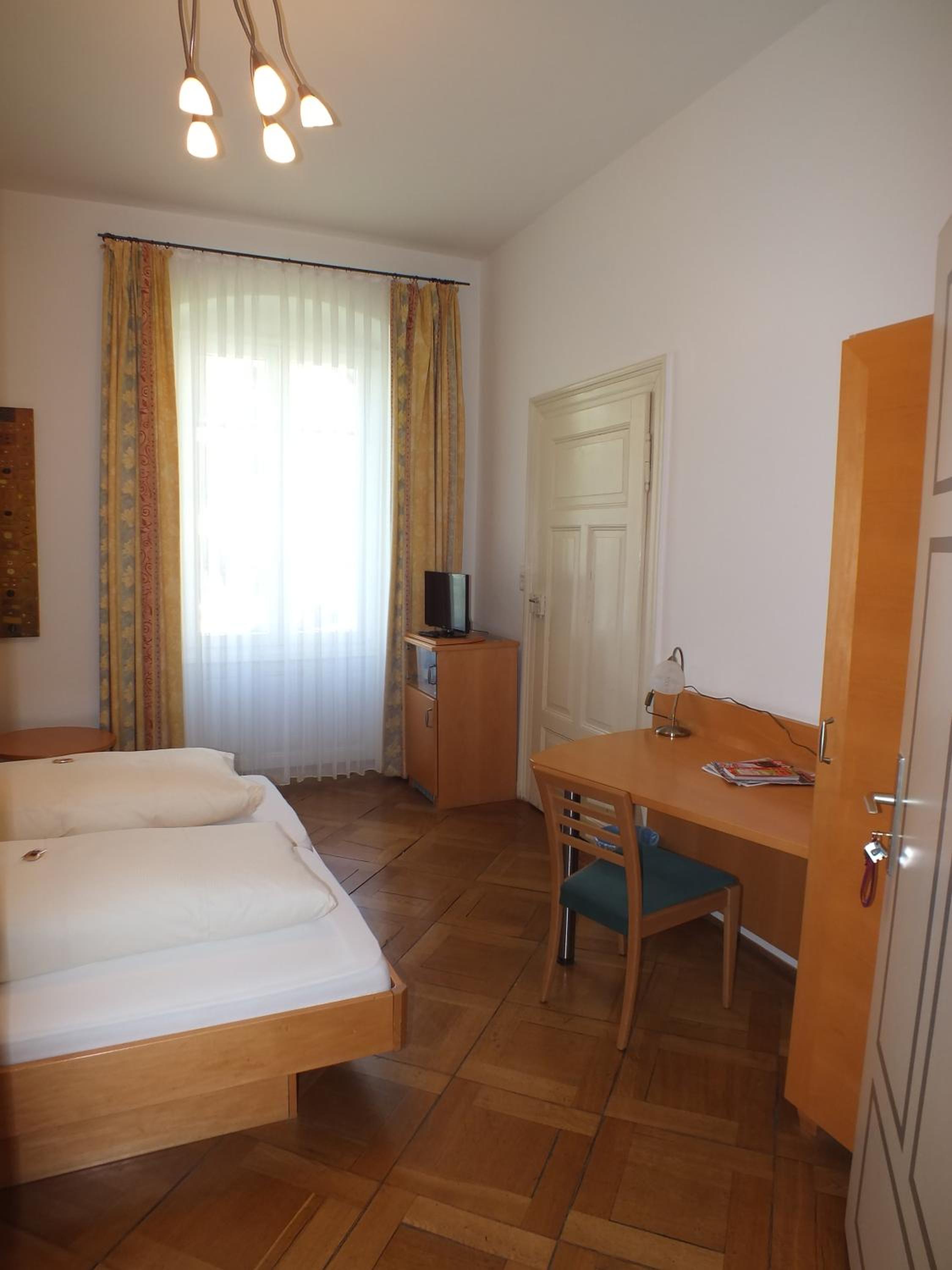 Double Room thumbnail 6