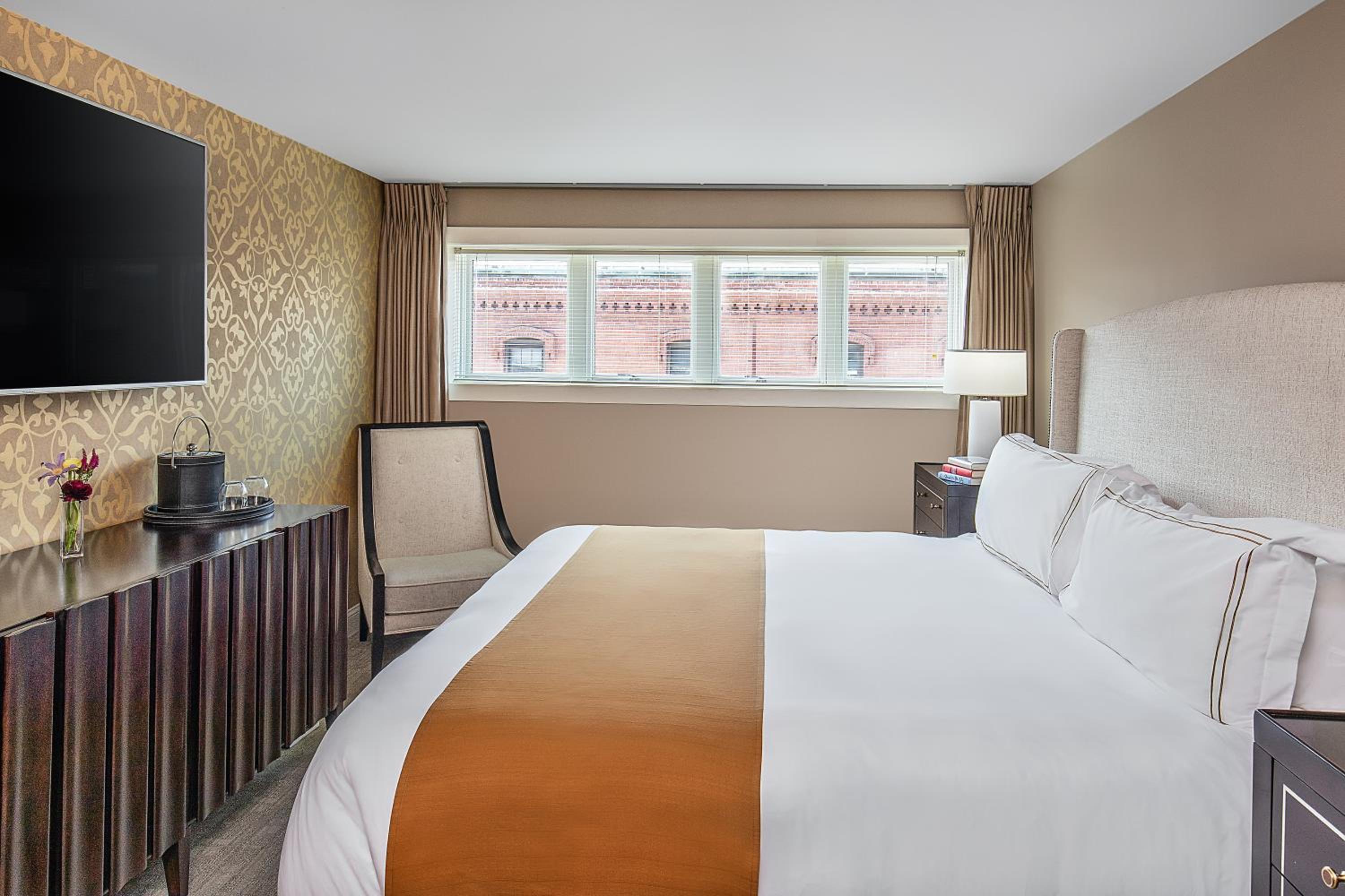 Deluxe King Room - Photo 2
