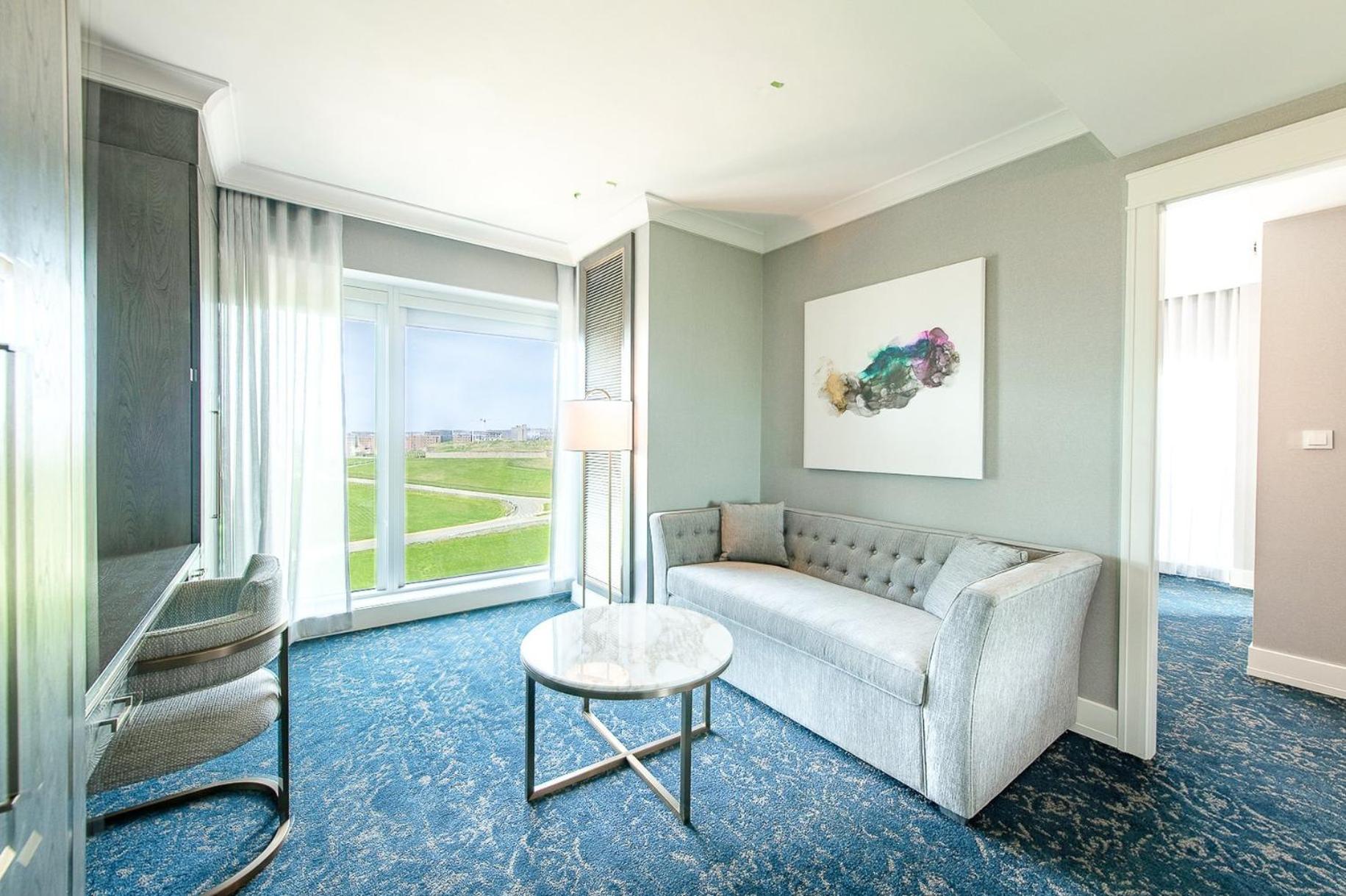 Executive Suite, 1 King Bed, Sofa Bed, Standard Tub - Photo 4