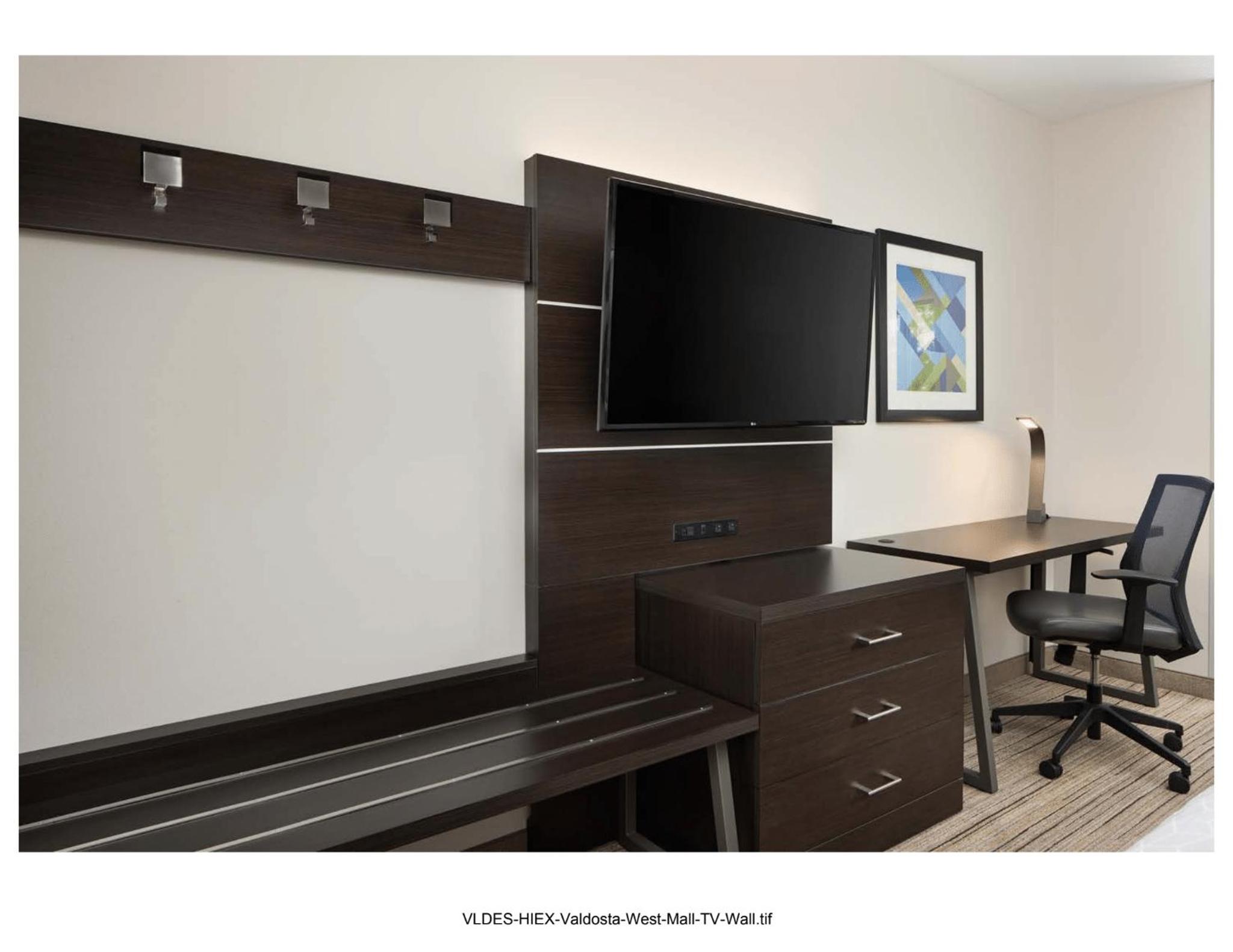 Standard Room with Two Queen Beds - Photo 1
