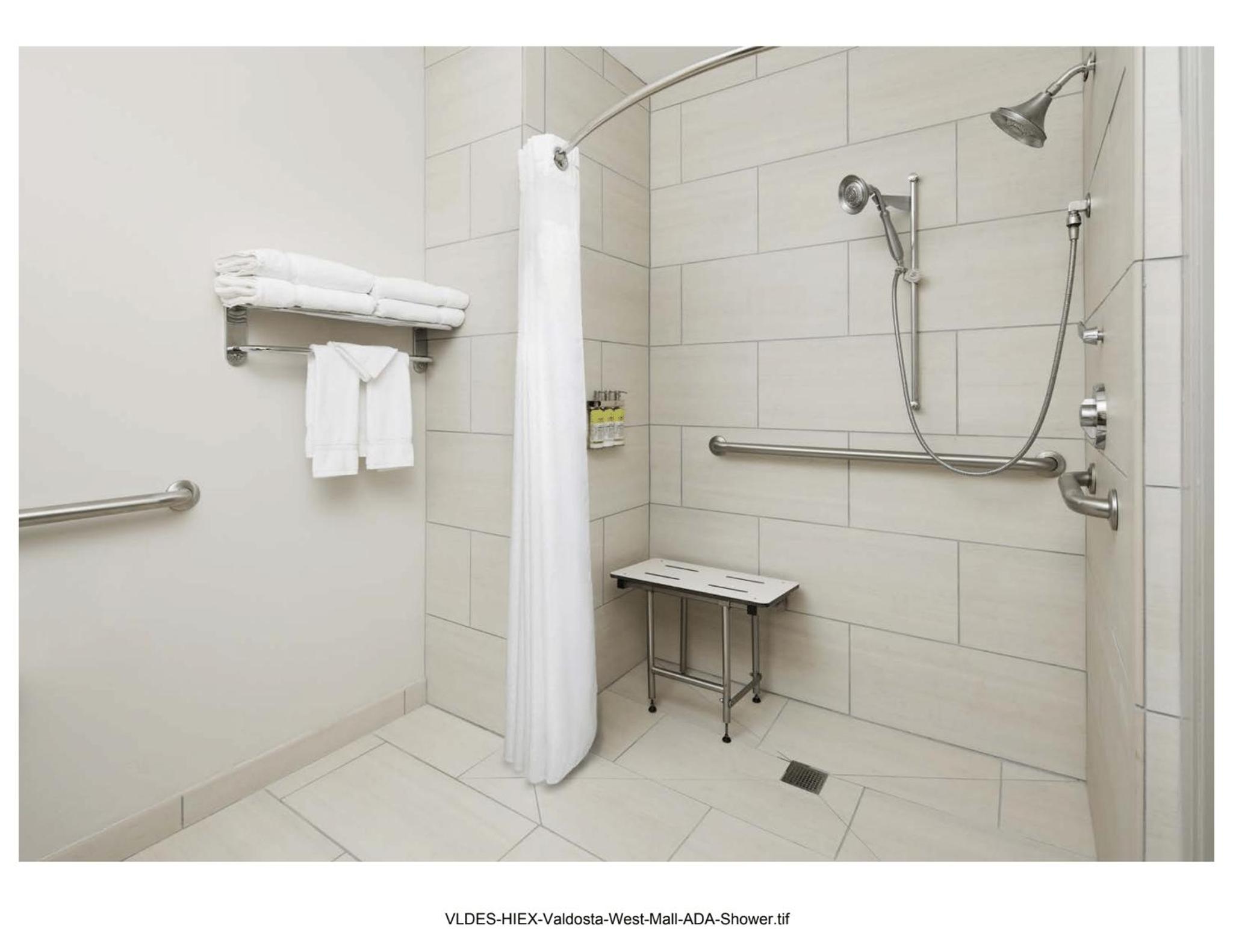 King Room with Mobility Accessible Roll-In Shower - Non-Smoking - Photo 2