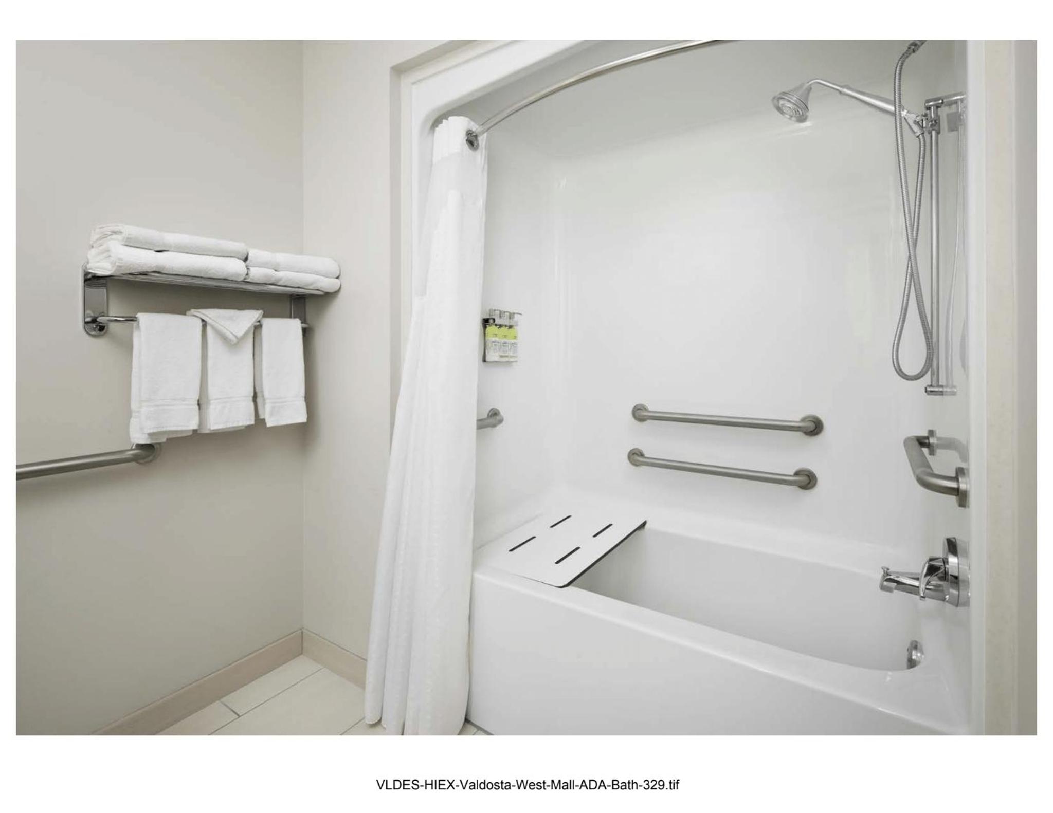 Queen Room with Two Queen Beds and Mobility Accessible Tub - Photo 3