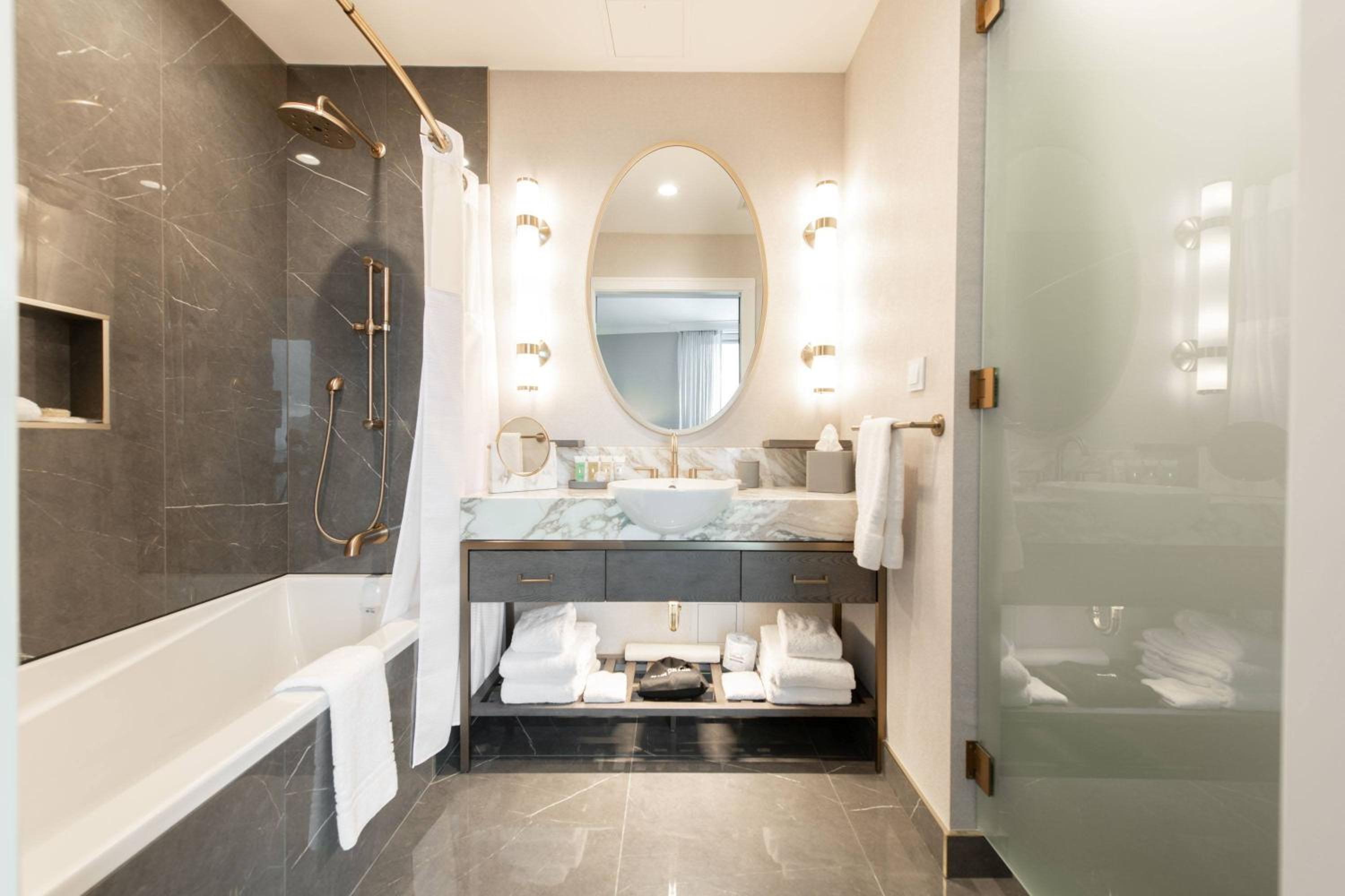 Executive Suite, 1 King Bed, Sofa Bed, Standard Tub - Photo 3