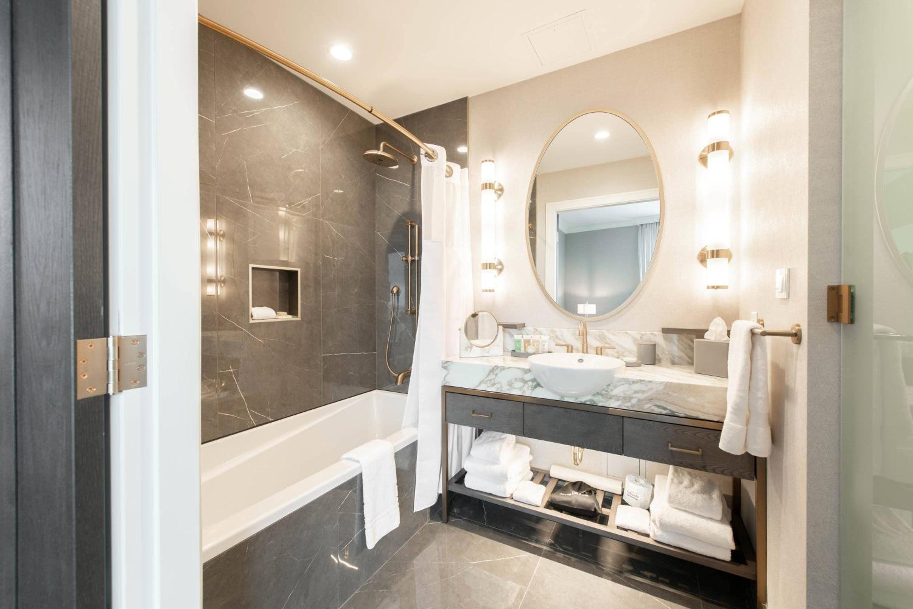 Executive Suite, 1 King Bed, Sofa Bed, Standard Tub - Photo 2