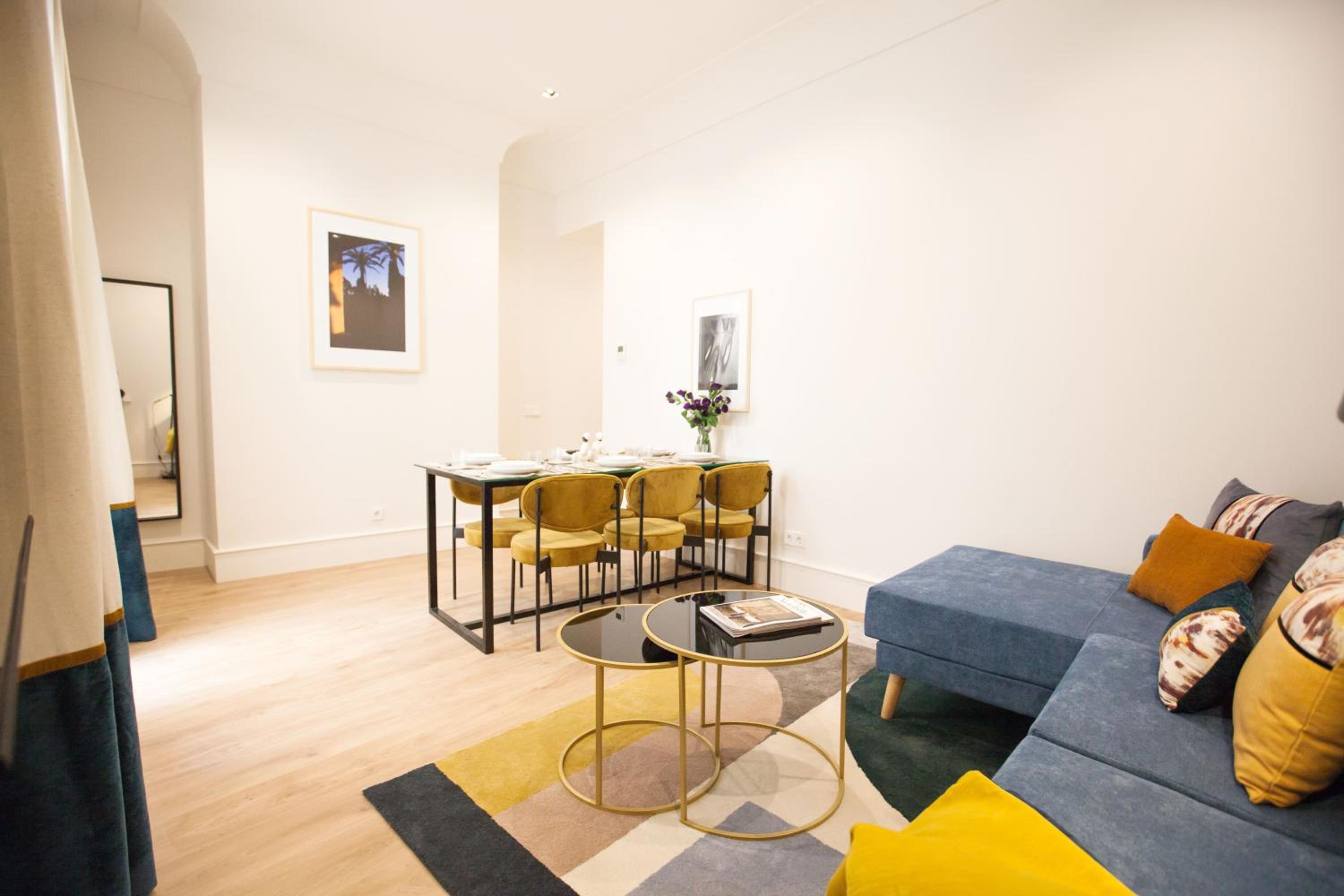 Apartamento de tres habitaciones con terraza.