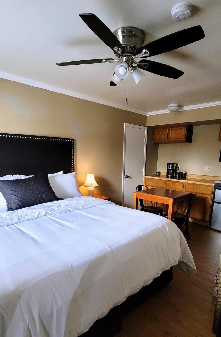 Deluxe King Room photo 1