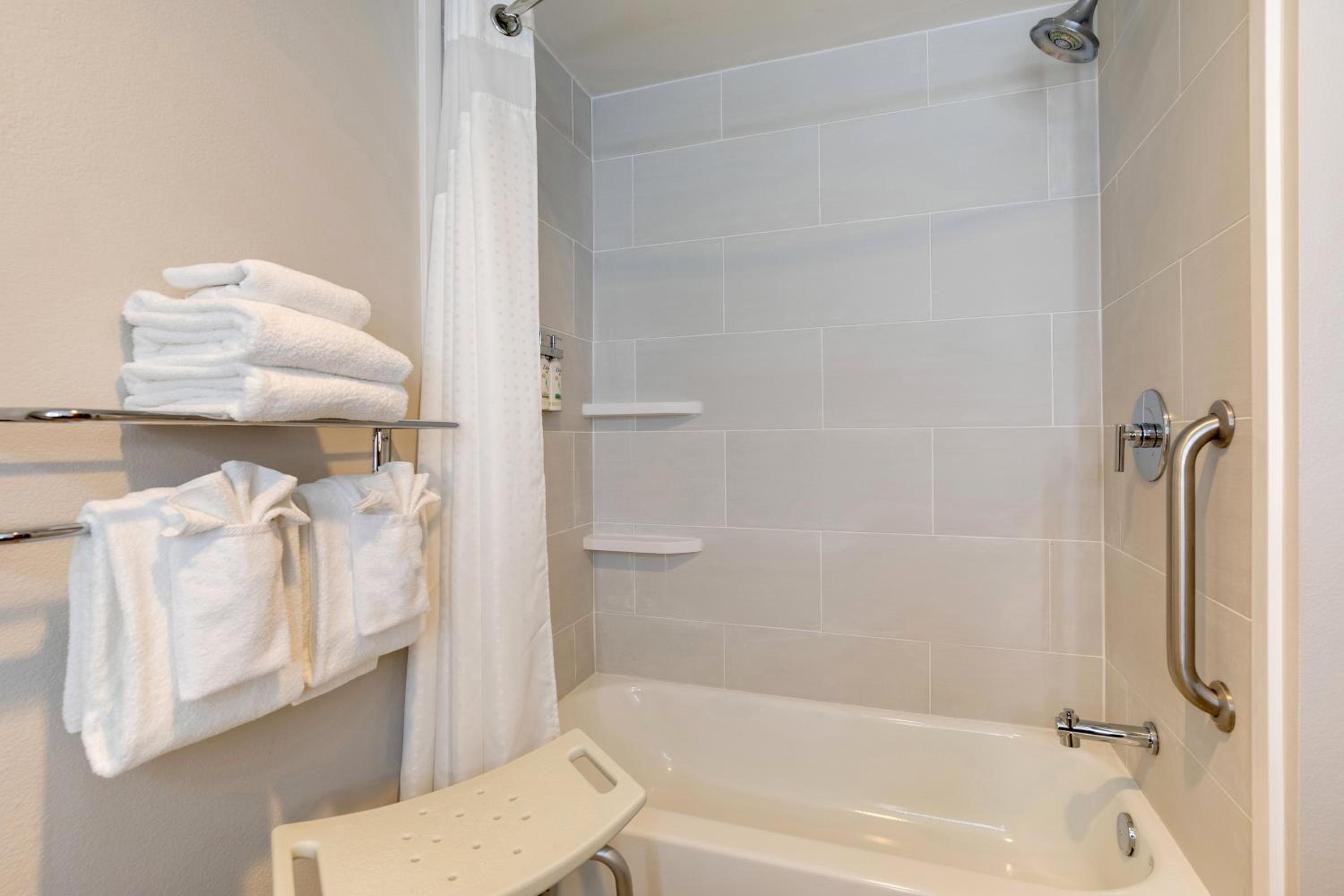 One-Bedroom King Suite with Tub - Mobility Accessible - Photo 4