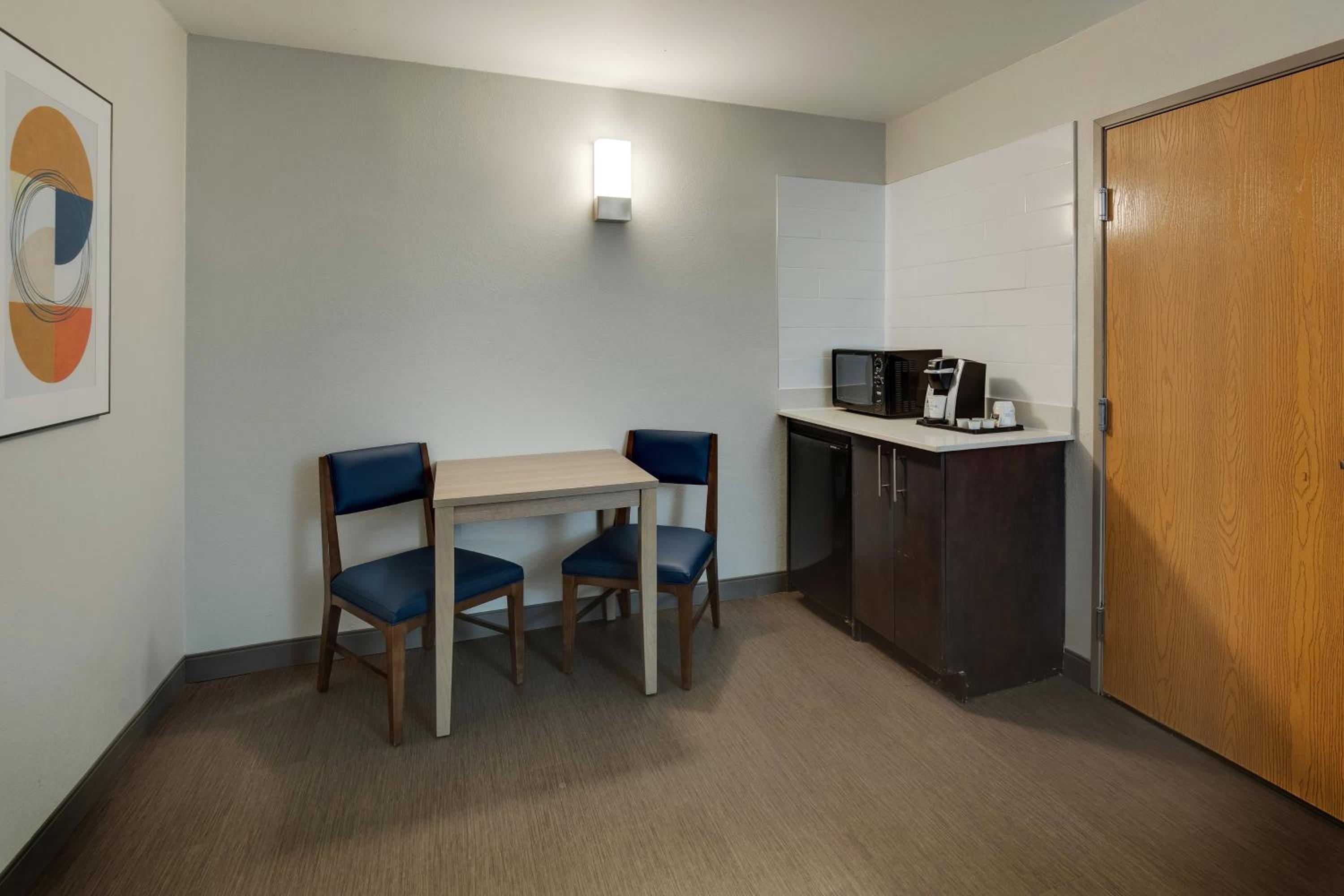 One-Bedroom King Suite with Tub - Mobility Accessible - Photo 3