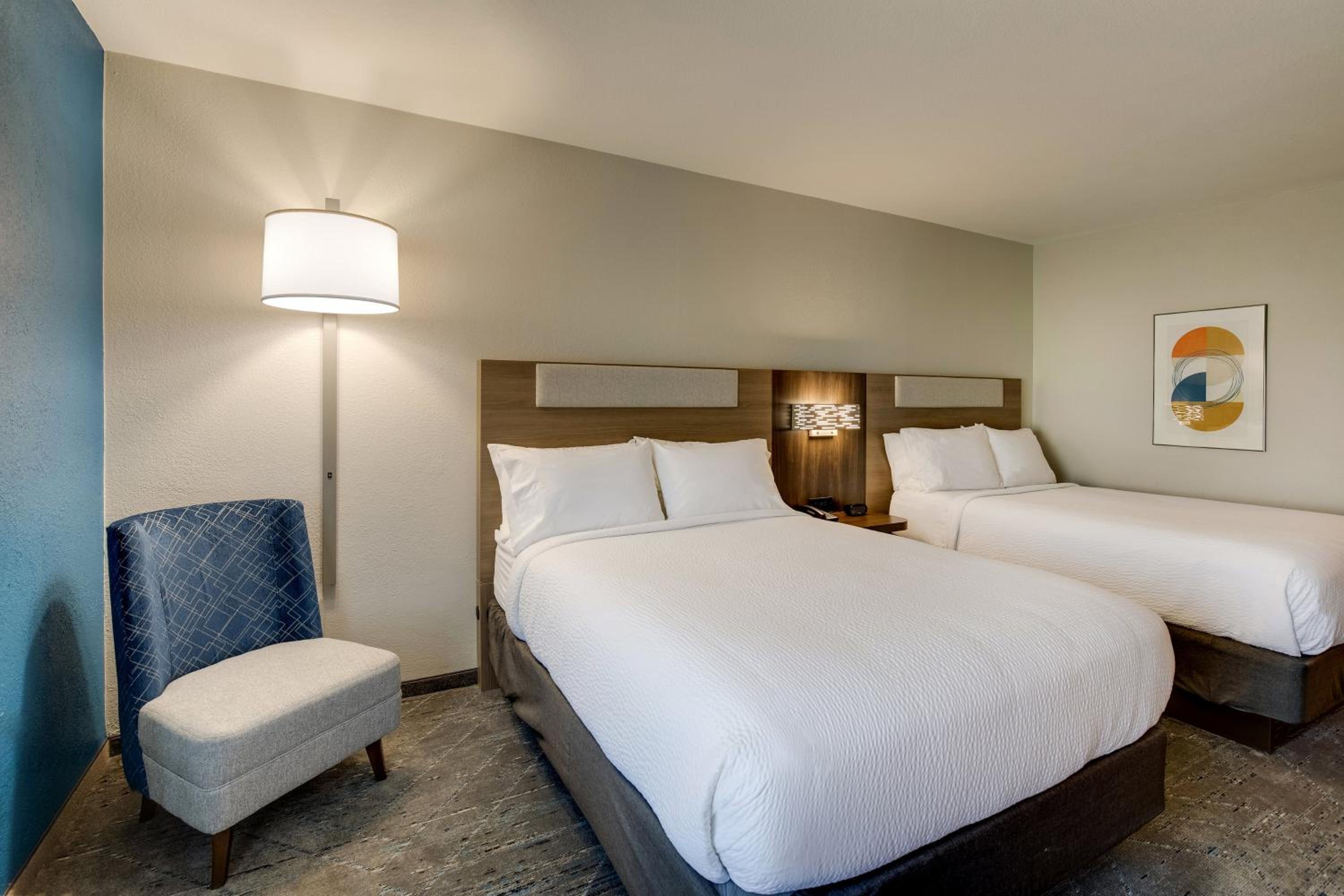 Standard Room with Two Queen Beds - Photo 3