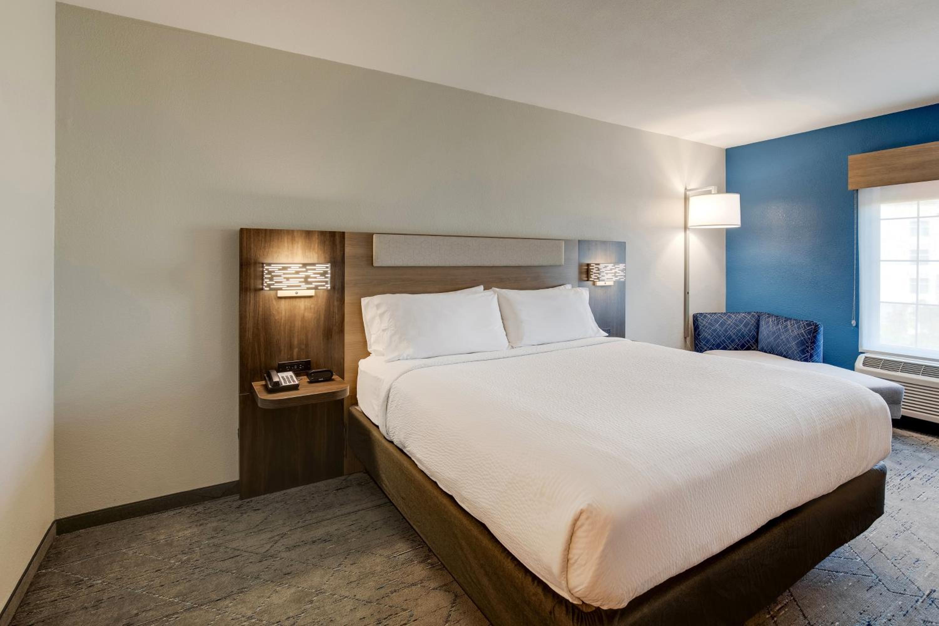 Standard King Room - Photo 2