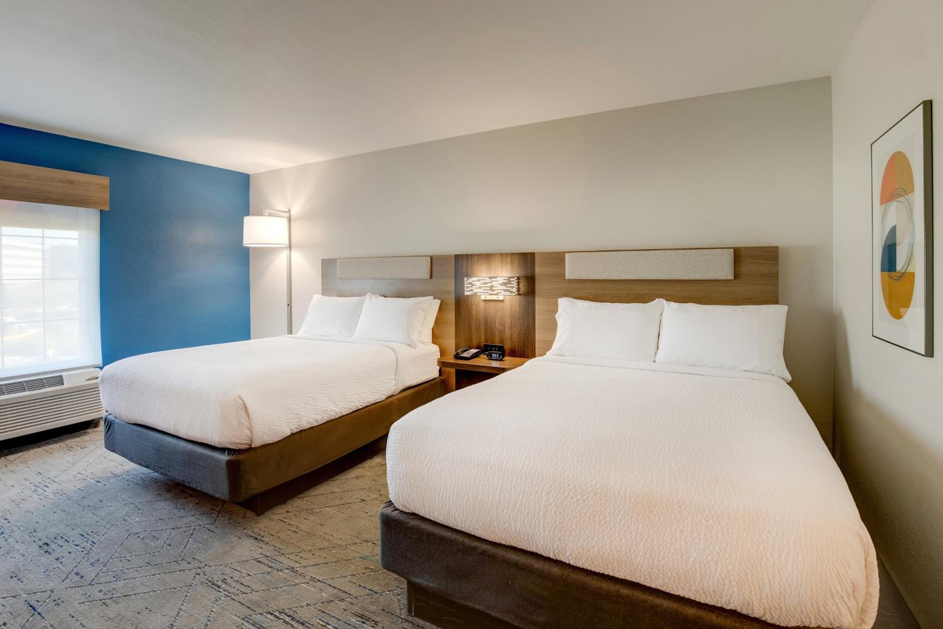 Standard Queen Room with Two Queen Beds and Extra Floor Space - Photo 3