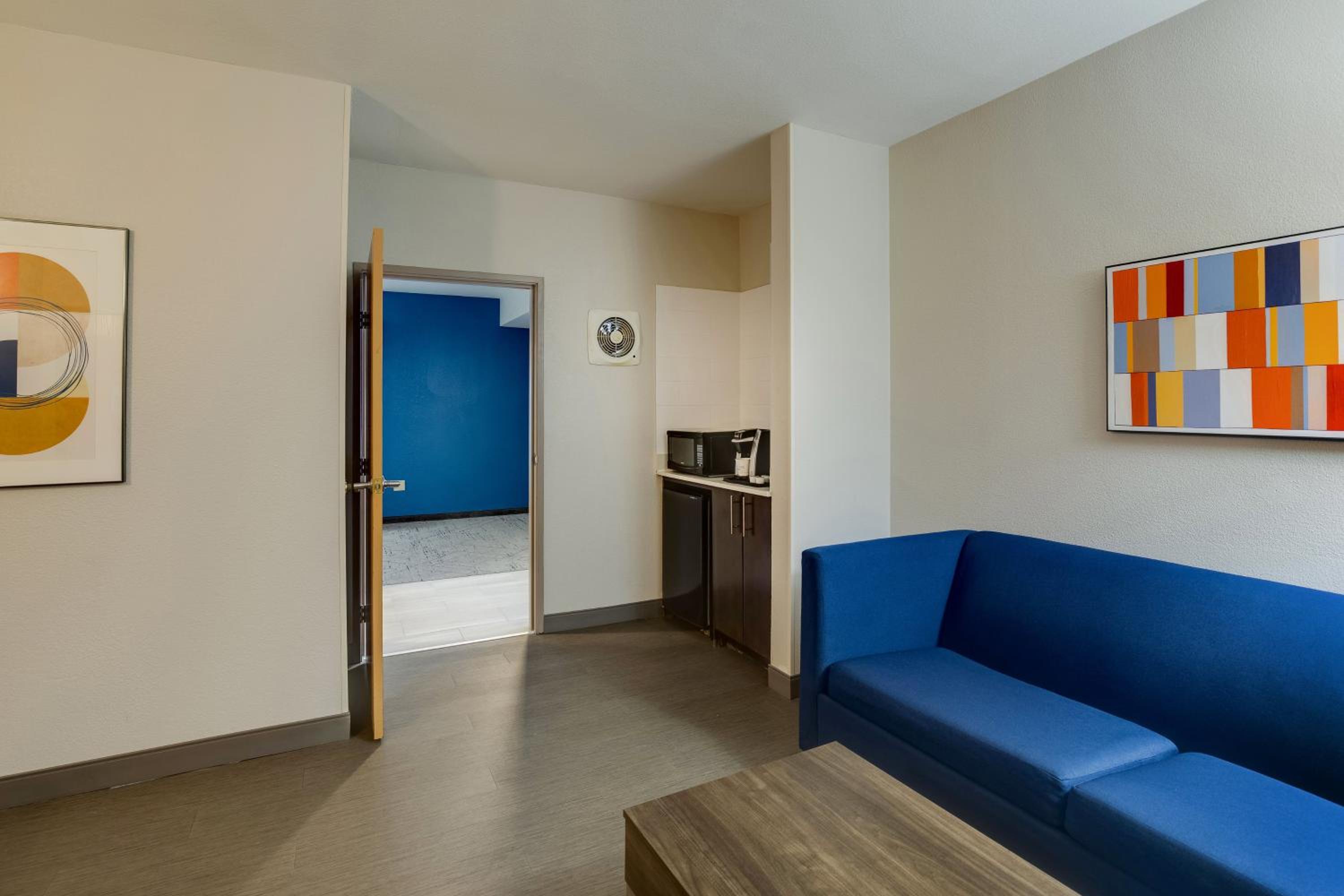 One-Bedroom King Suite - Photo 3
