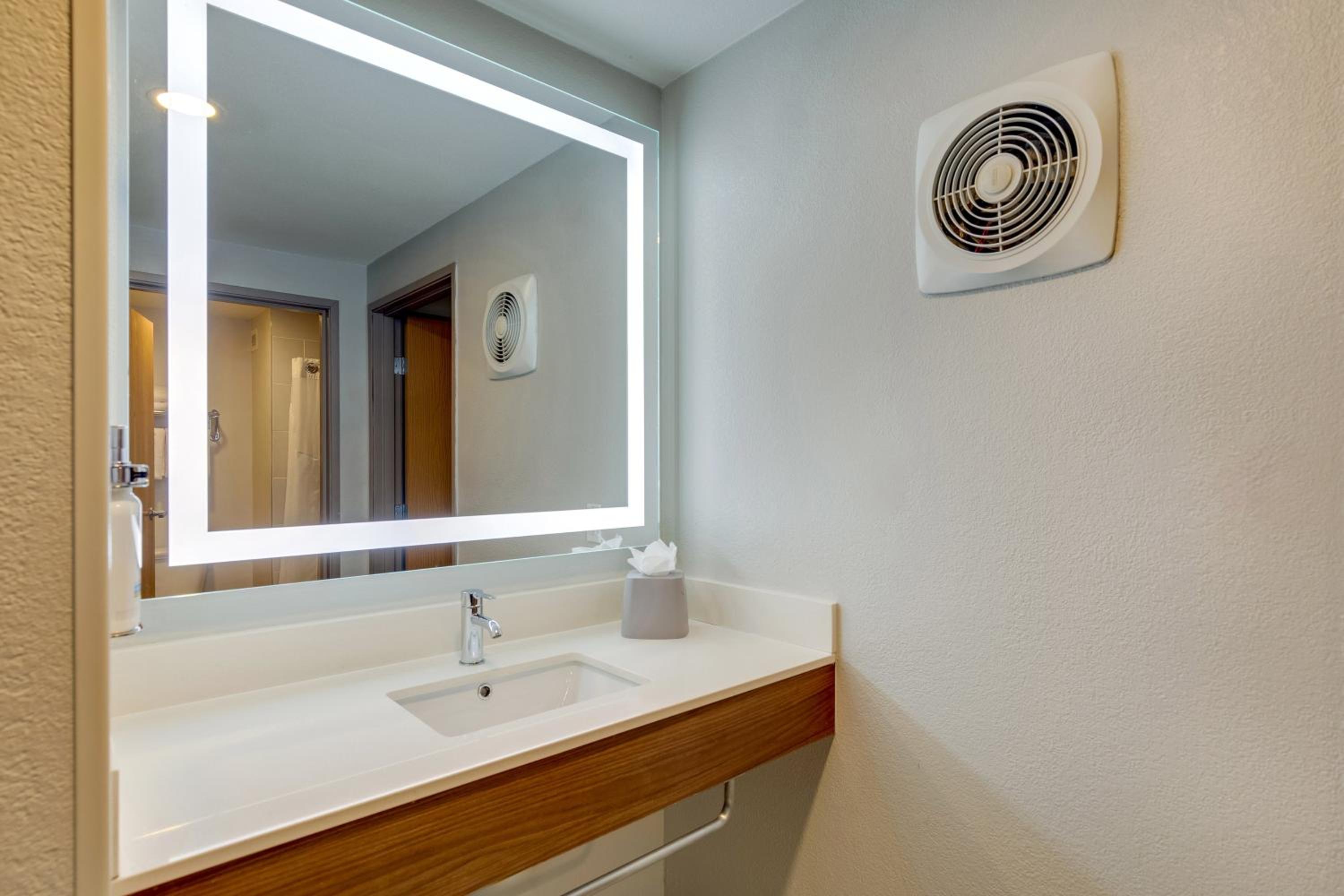 One-Bedroom King Suite - Photo 4