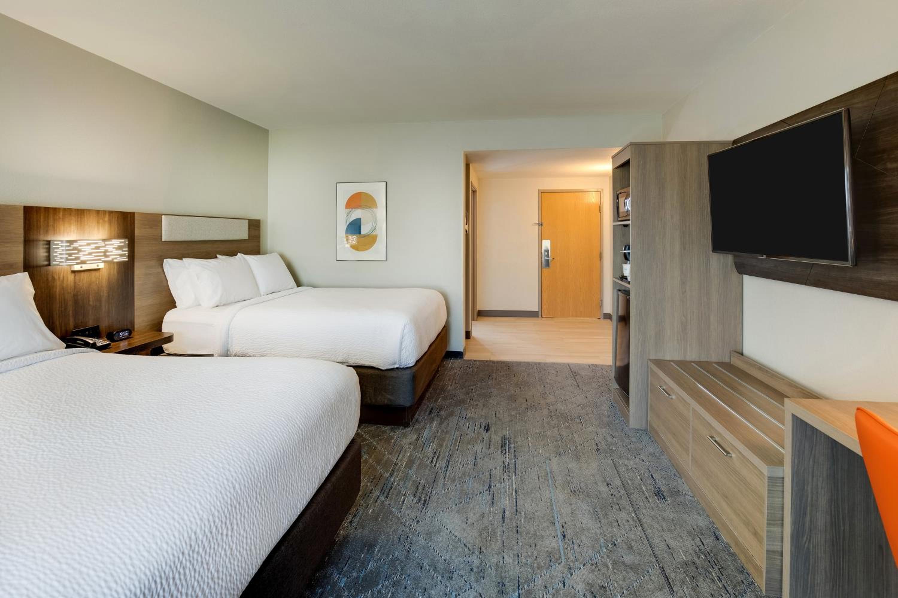 Standard Queen Room with Two Queen Beds and Extra Floor Space - Photo 2
