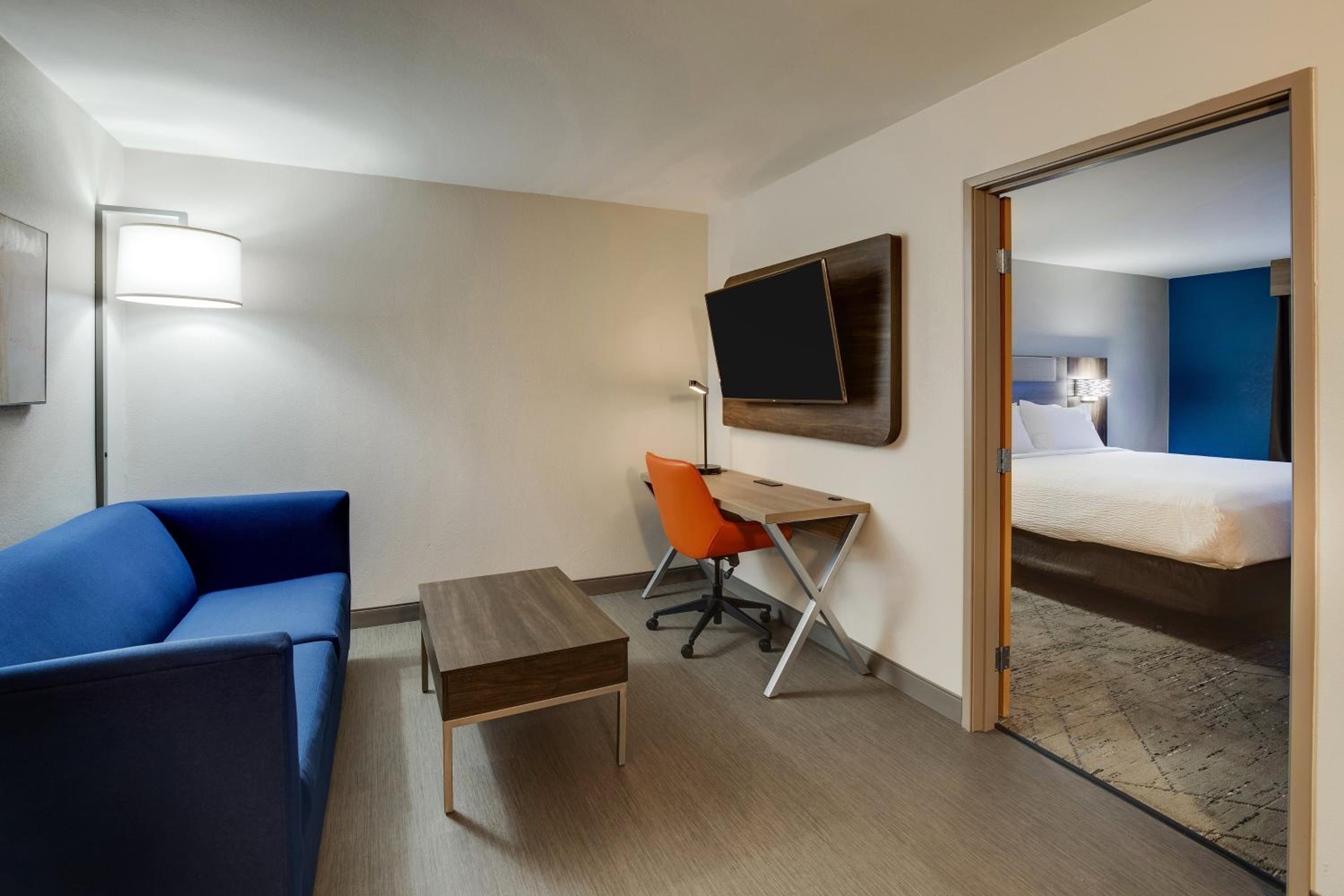 One-Bedroom King Suite with Tub - Mobility Accessible - Photo 2
