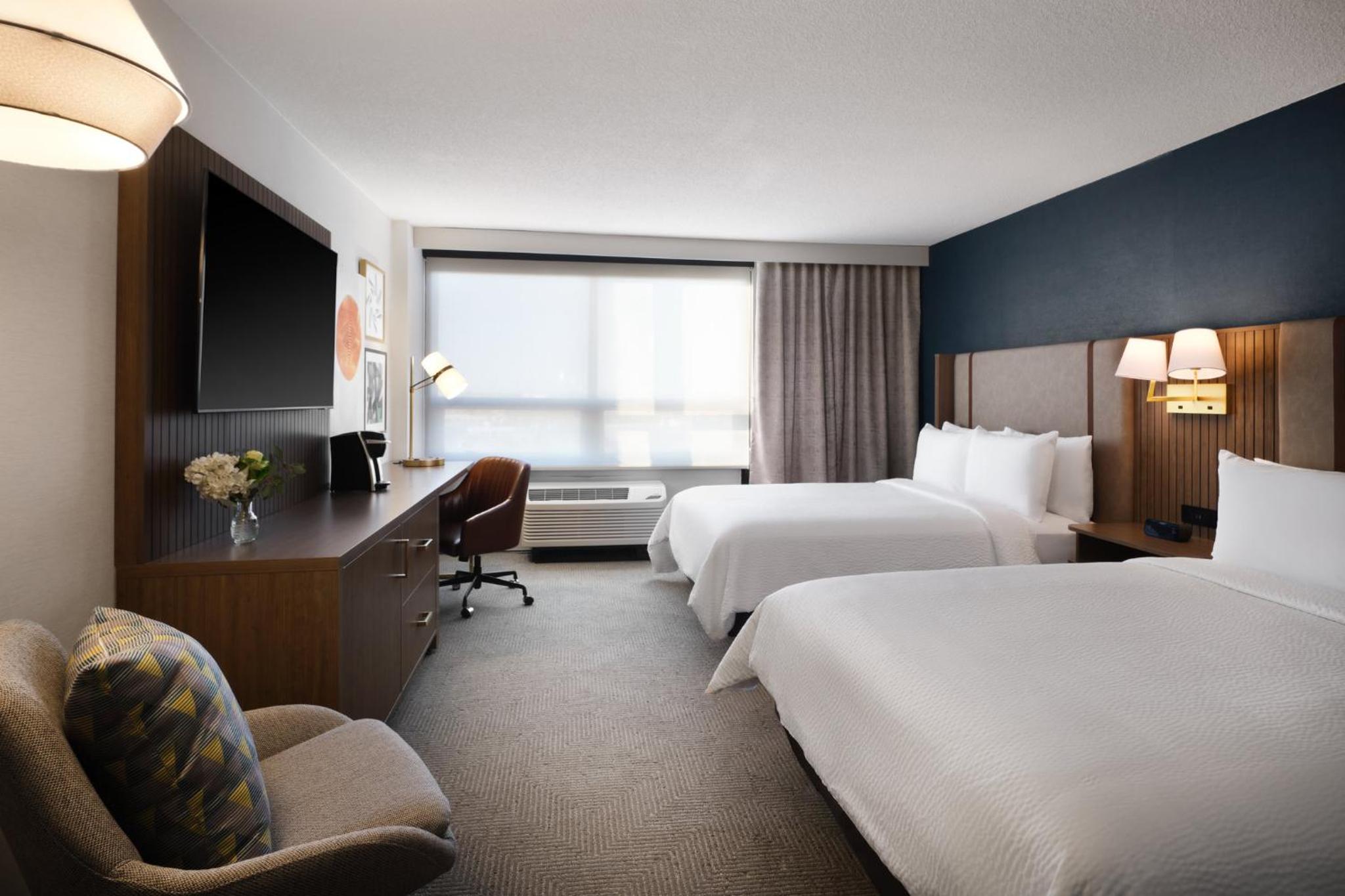 Standard Queen Room with Two Queen Beds - Photo 3