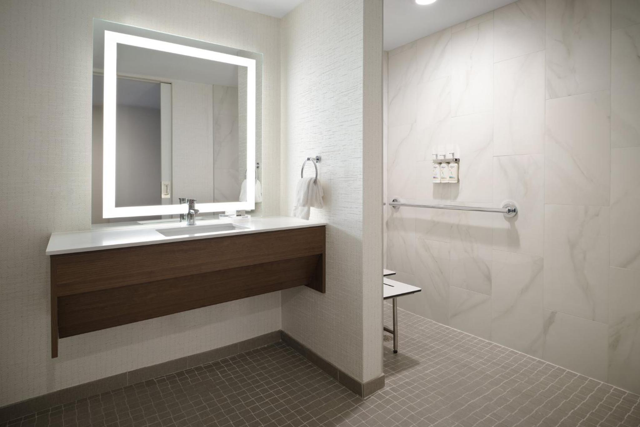 Premium Queen Room with Two Queen Beds and Mobility Accessible Shower - Photo 2