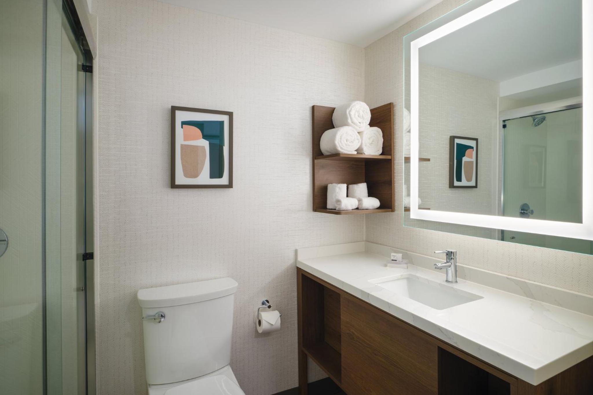 Premium King Room with Airport View - Photo 2