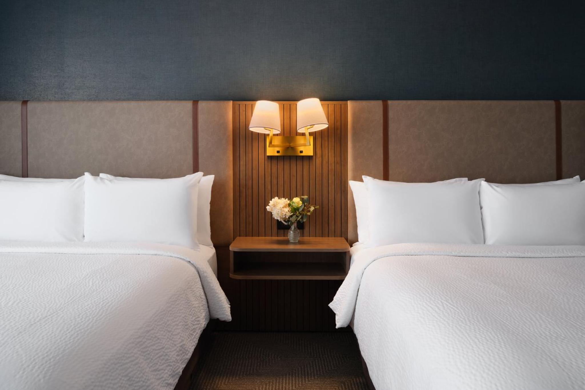 Standard Queen Room with Two Queen Beds - Photo 4