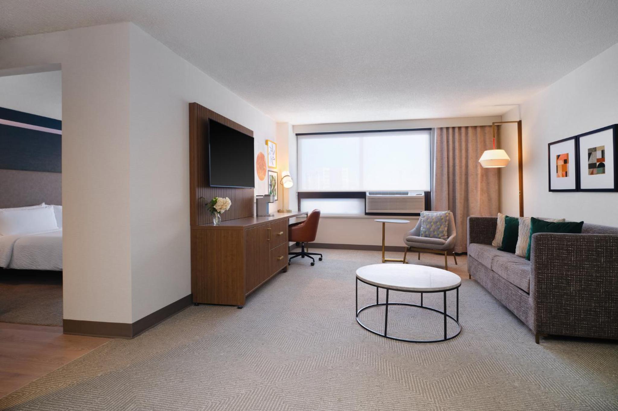 One-Bedroom KIng Suite - Accessible - Photo 3