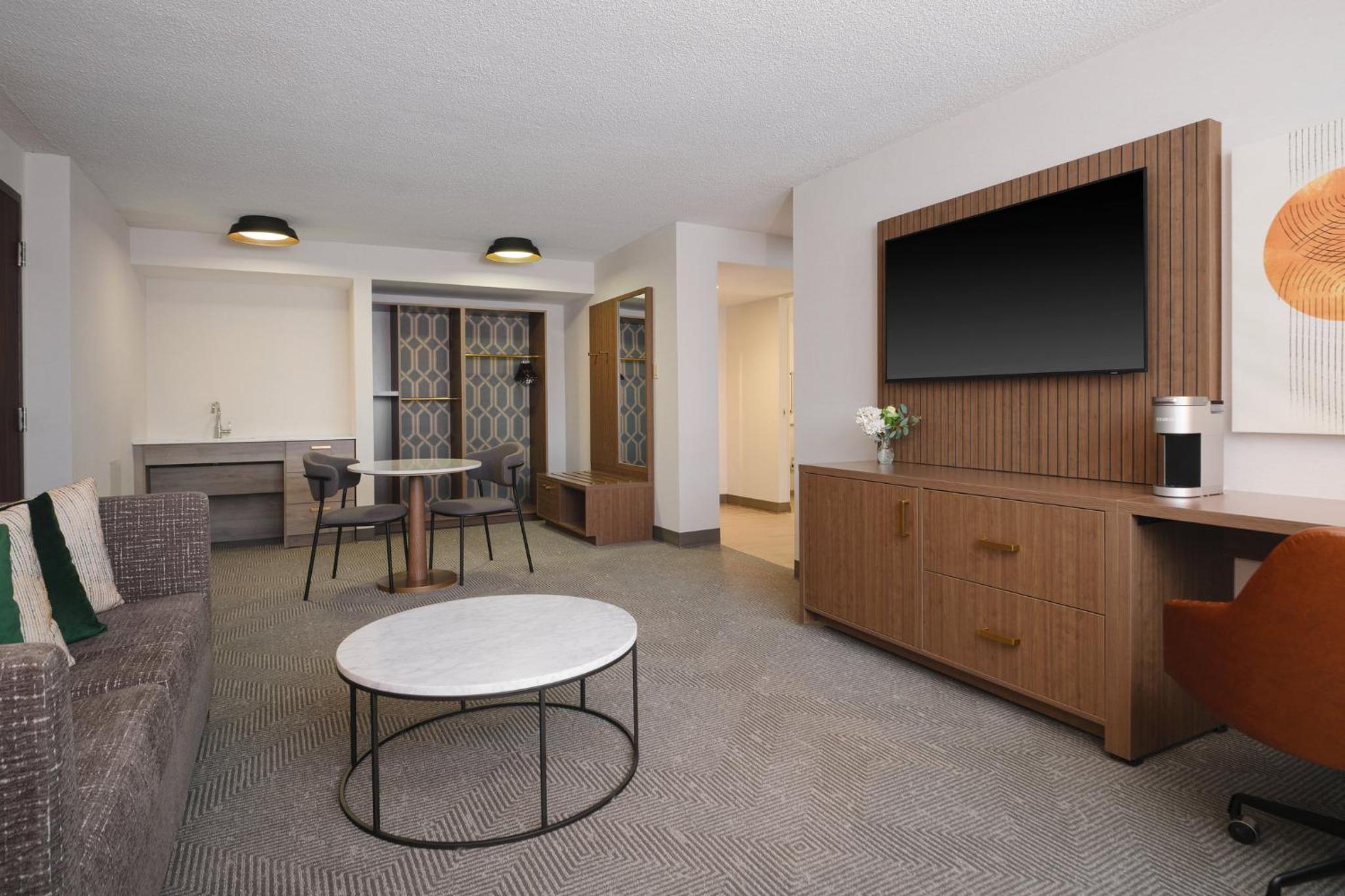 One-Bedroom KIng Suite - Accessible - Photo 1