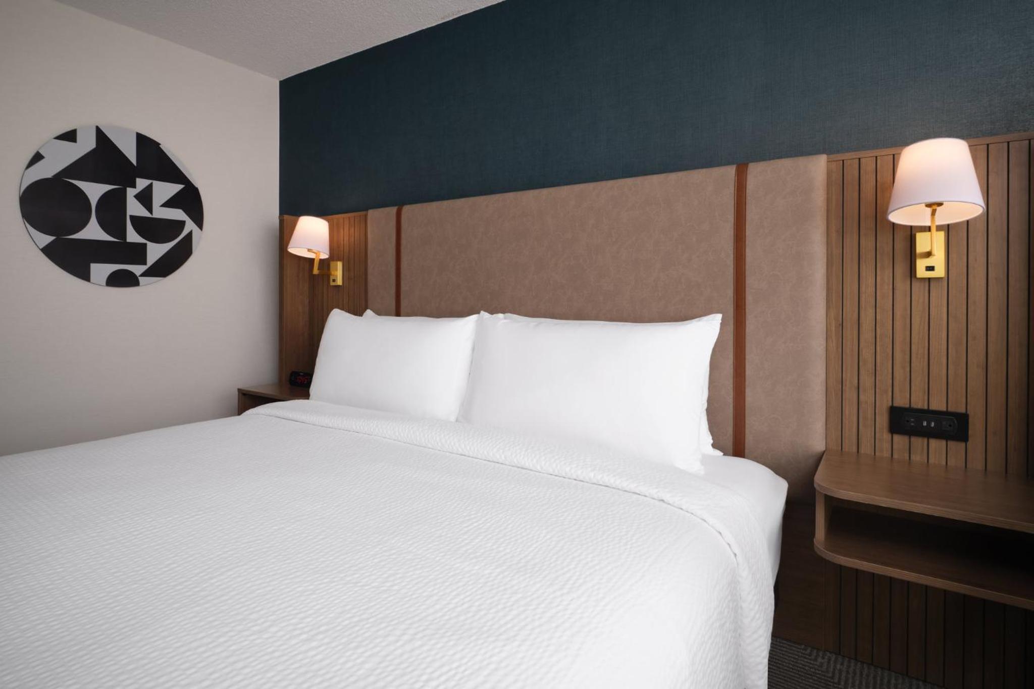 Premium King Room with Airport View - Photo 4