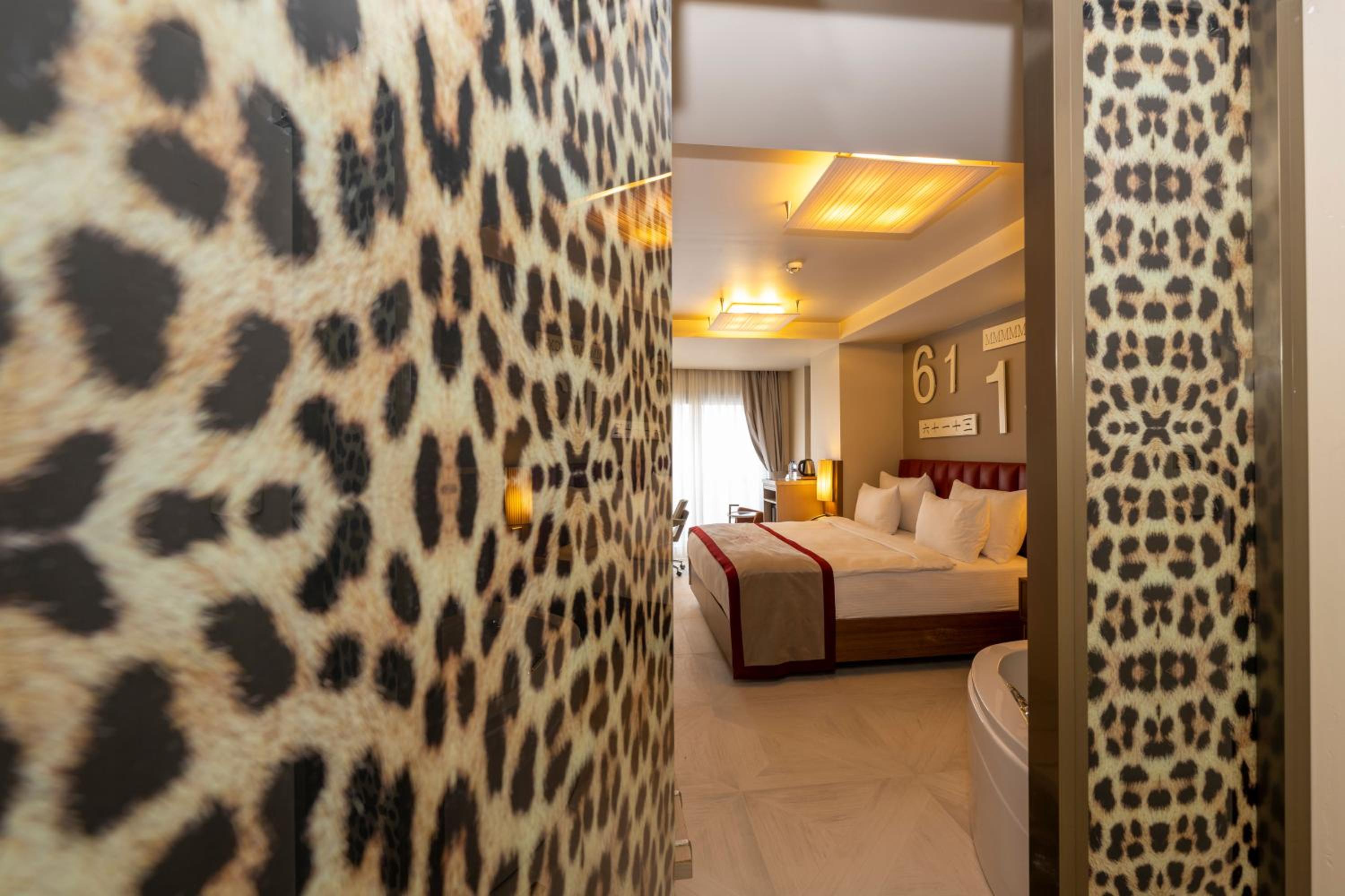 Deluxe Room Jetted Tub with Balcony photo 3