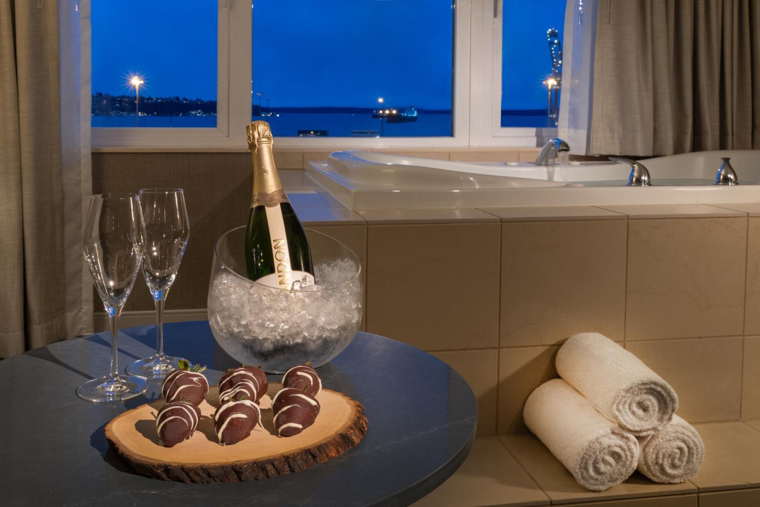 King Room with Whirlpool photo 3