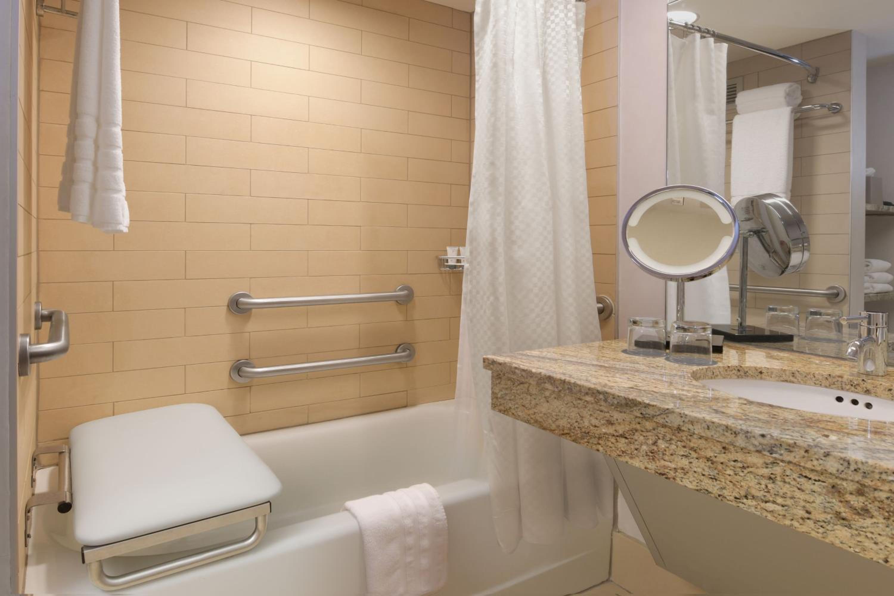 Deluxe King Room - Hearing Accessible - Photo 4