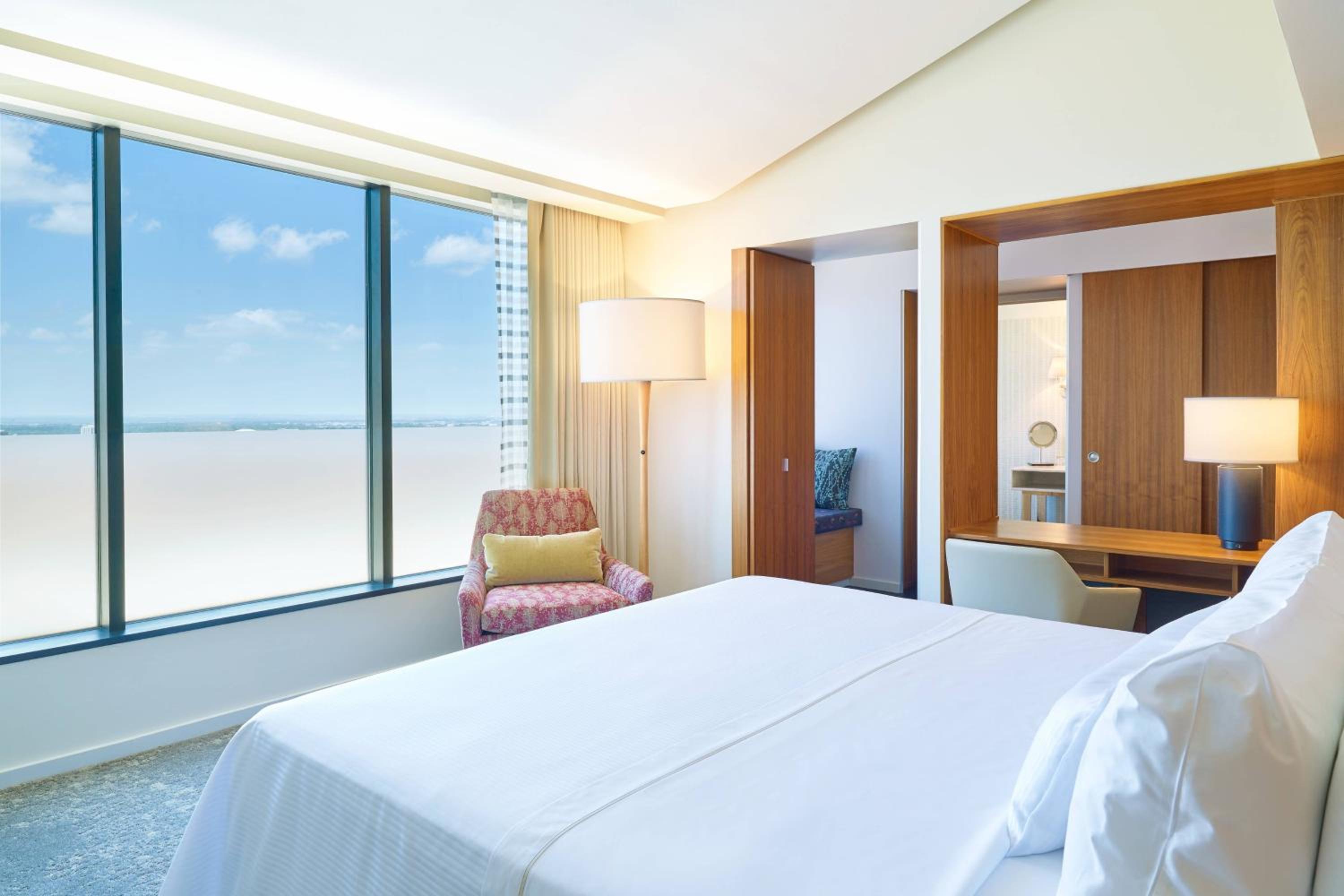 Sky King, Club level, Guest room, 1 King, Top floor - Photo 1
