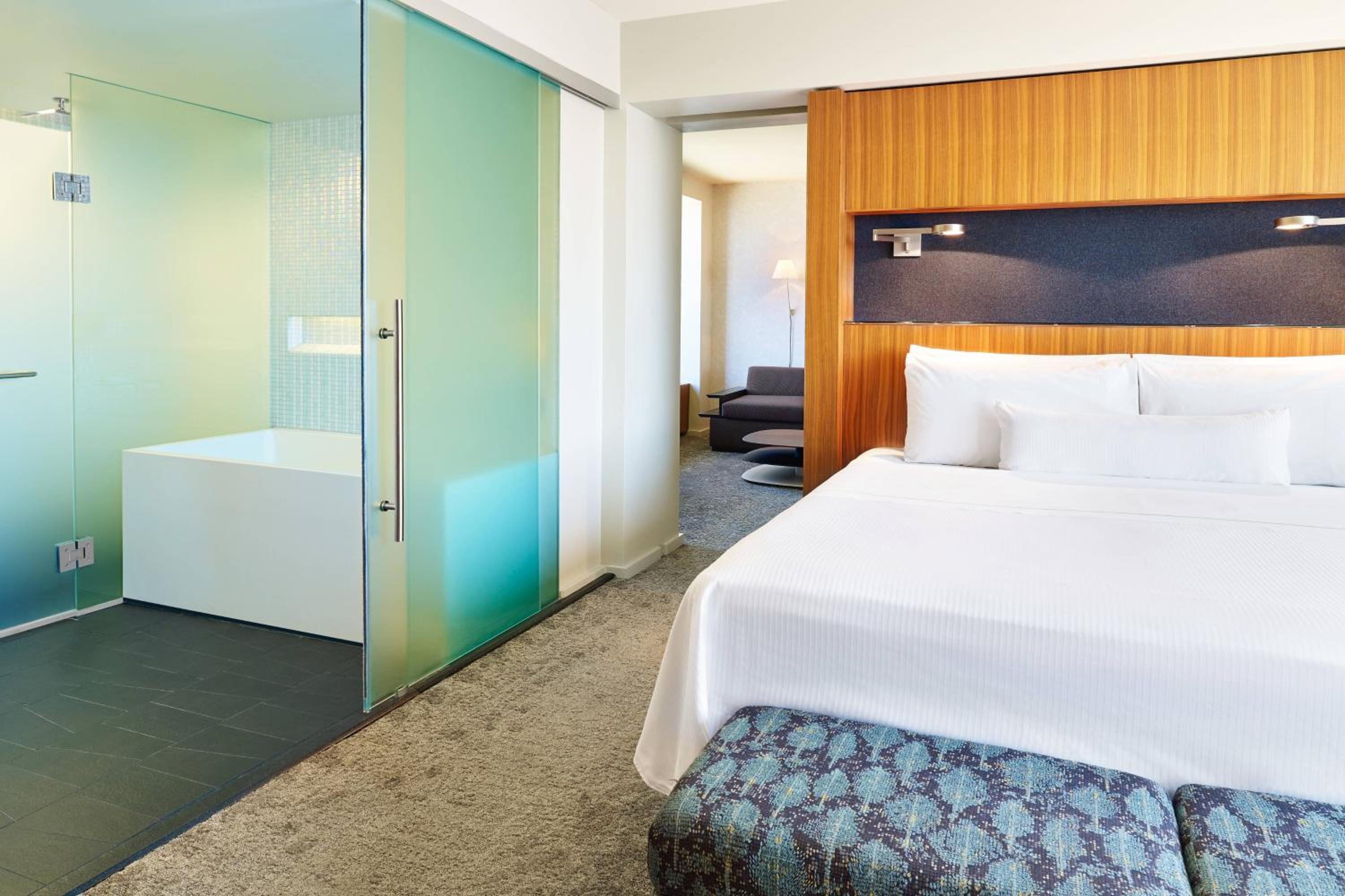 Deluxe Corner Suite, Executive Suite - Photo 1