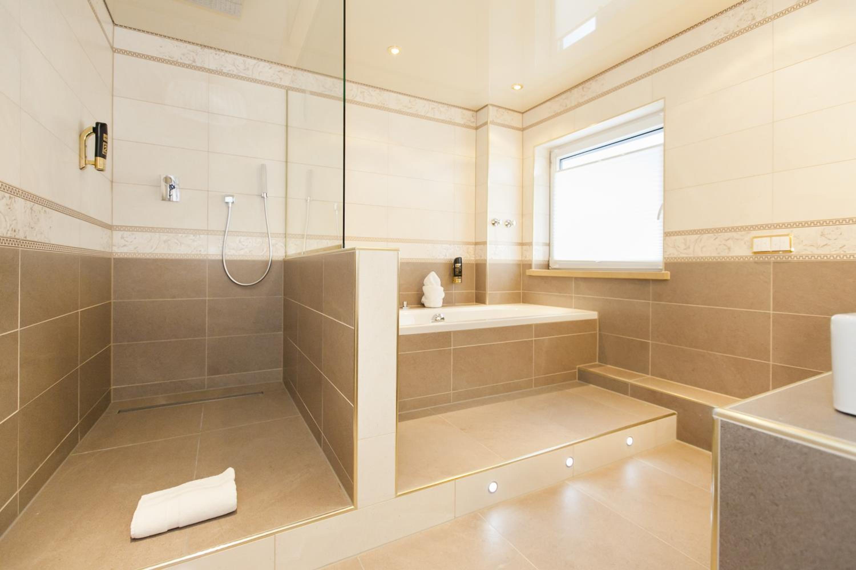 Suite (2 Adults) - Photo 5