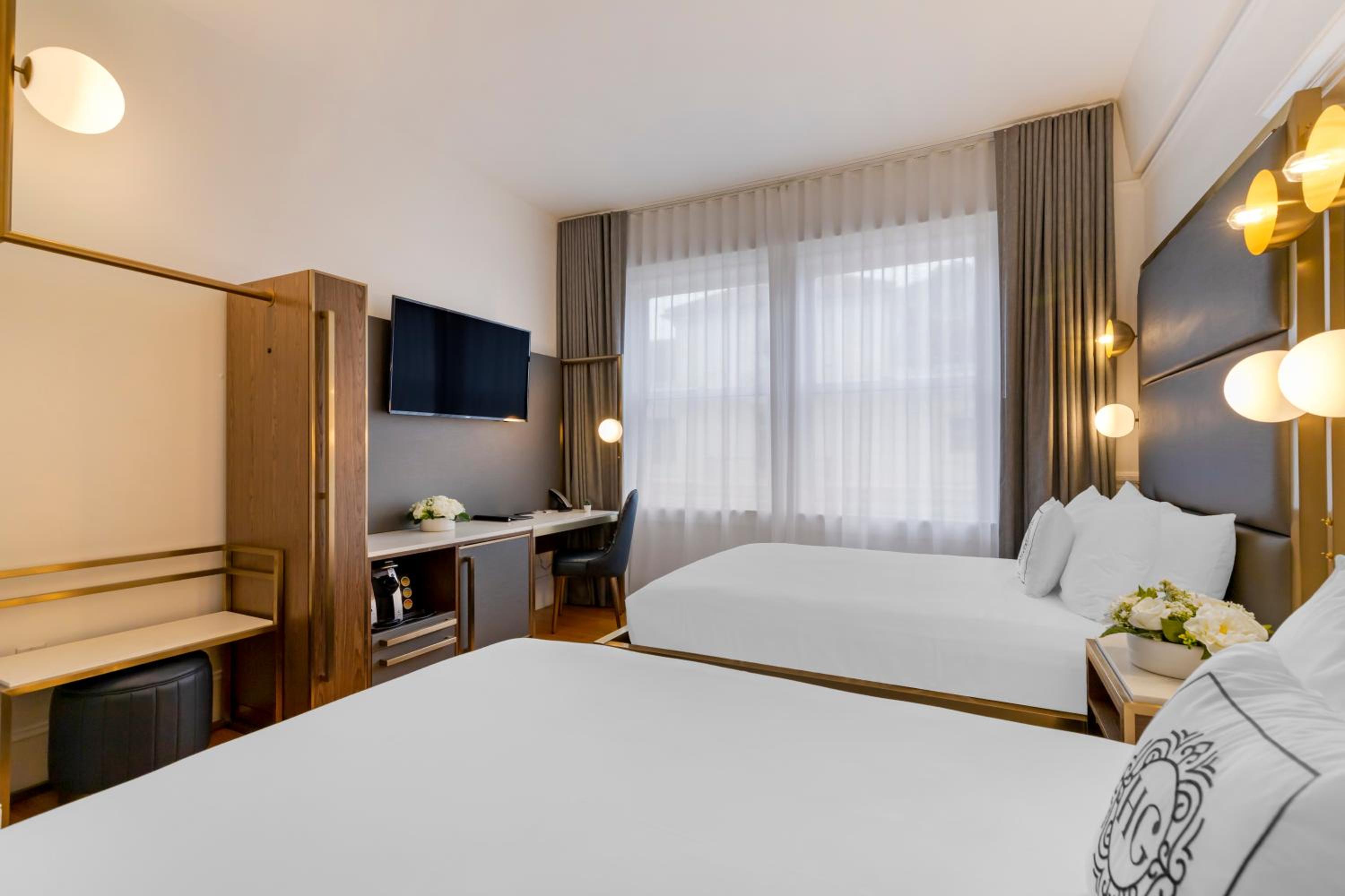 Queen Room with Two Queen Beds - Photo 5