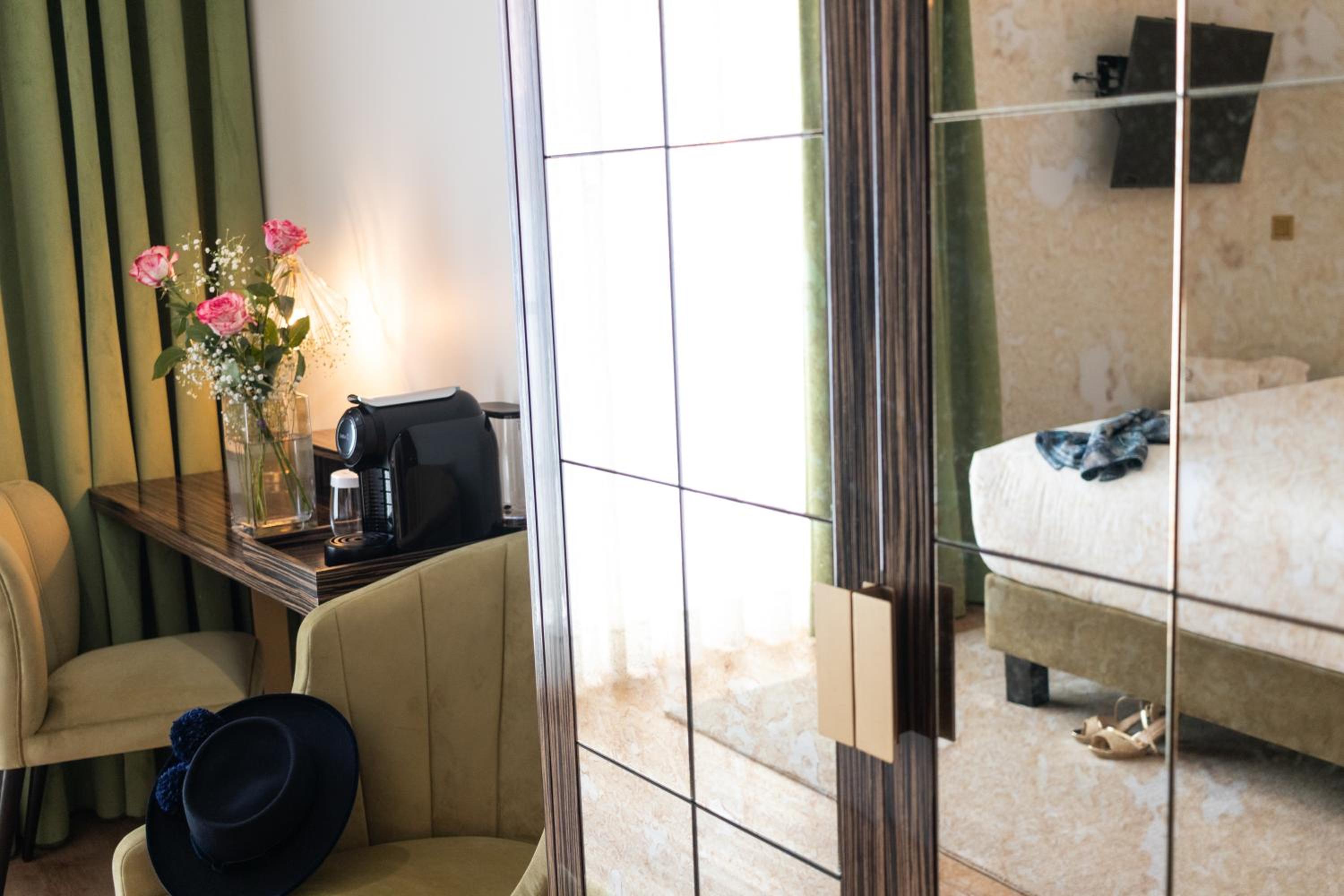 Deluxe Double Room with Balcony - Photo 2