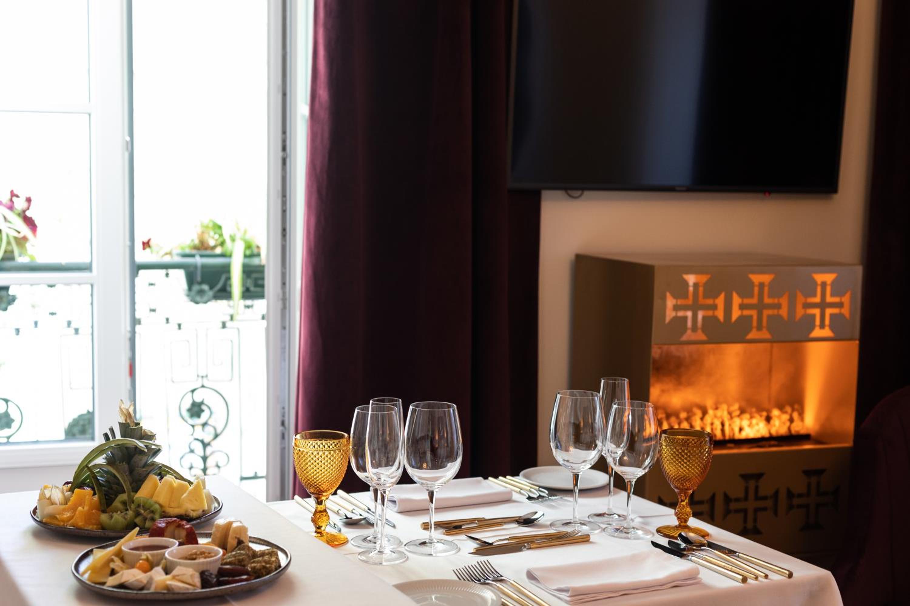 Deluxe Suite - Photo 2