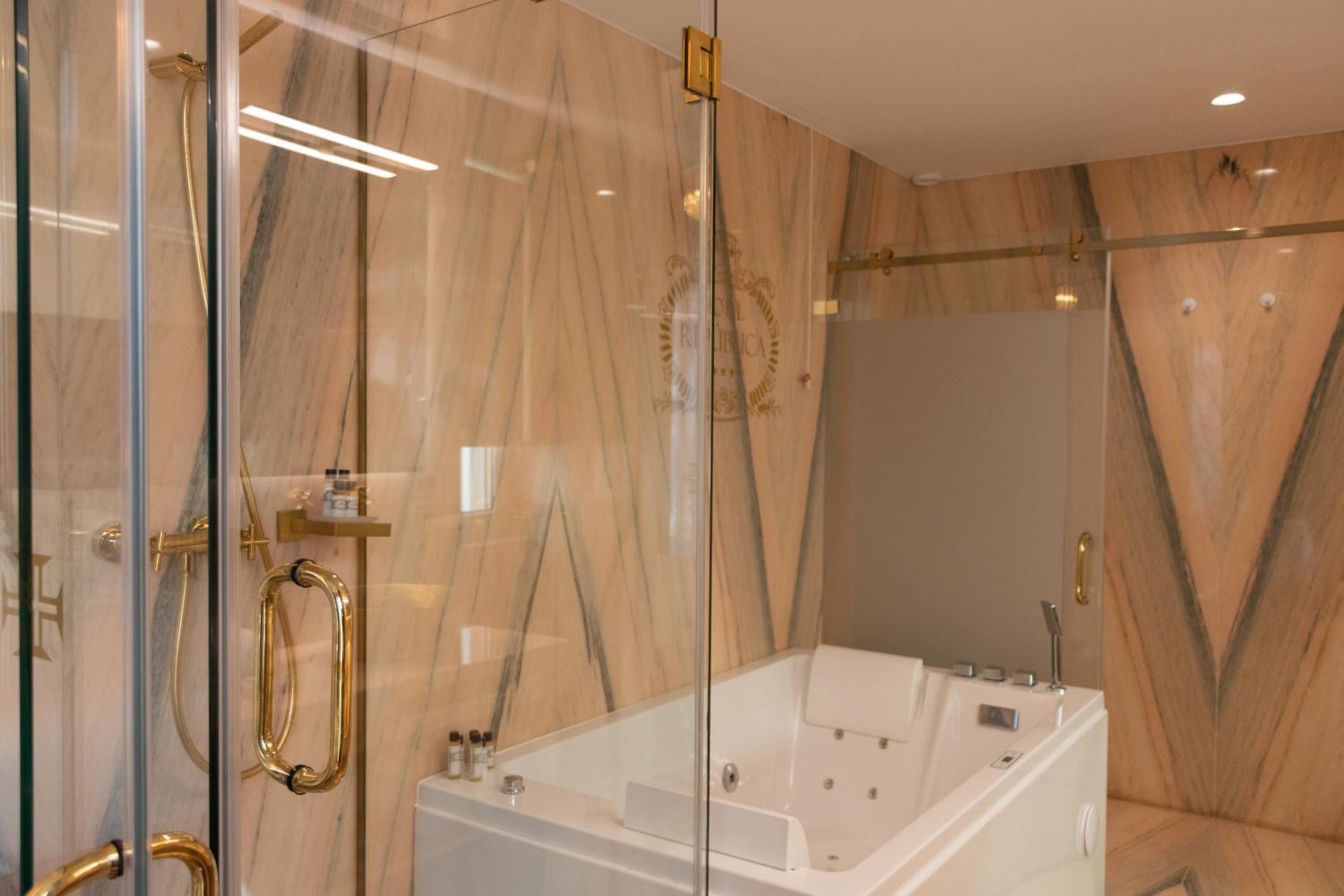 Deluxe Suite - Photo 5