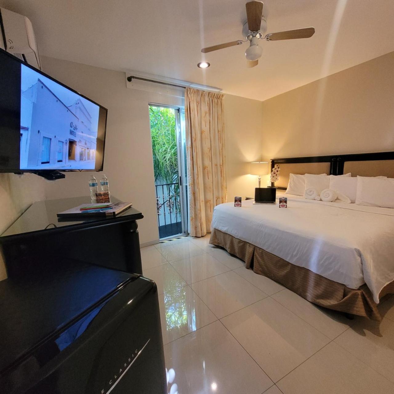 Double Room with Balcony - Photo 3