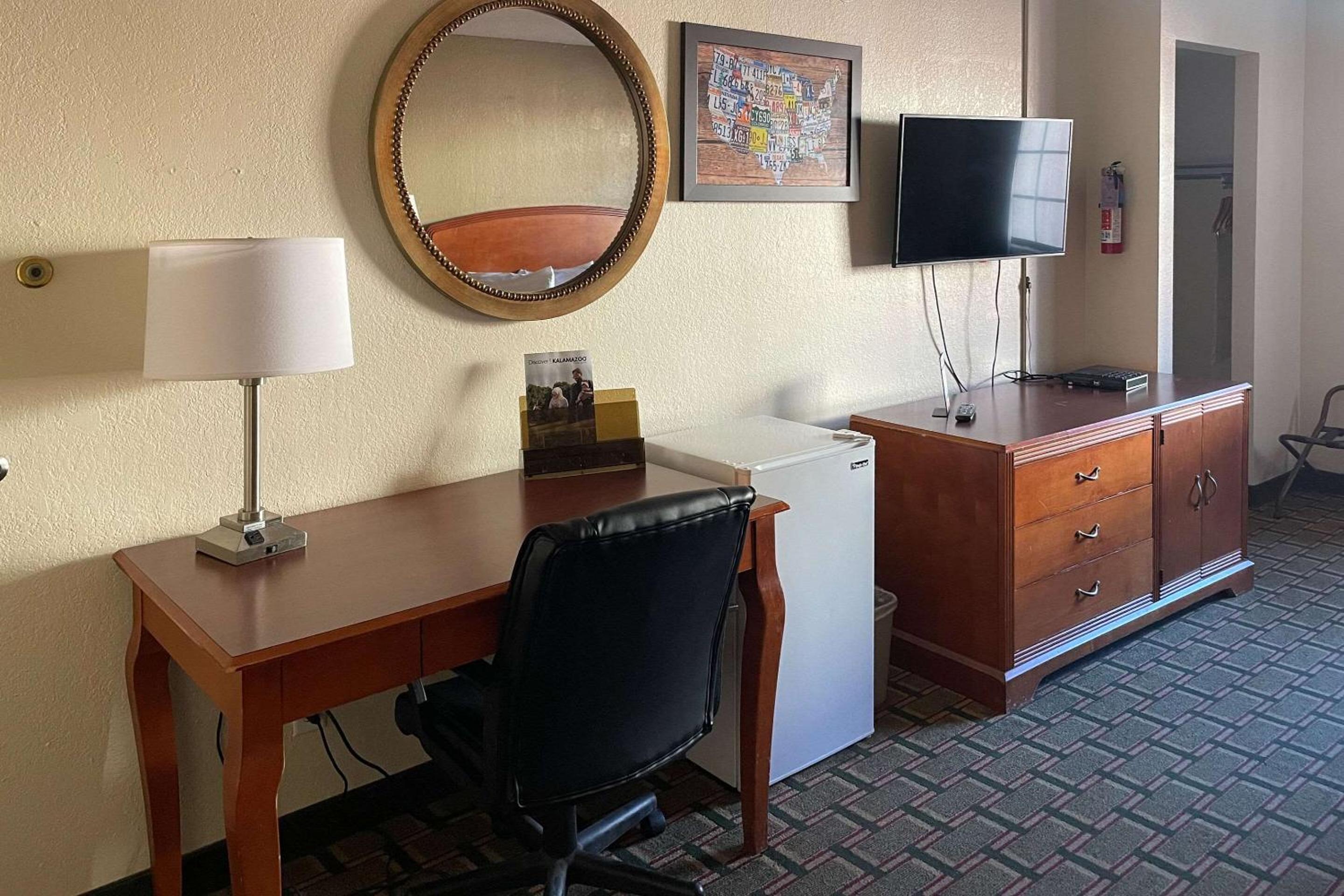King Room - Non-Smoking - Photo 3