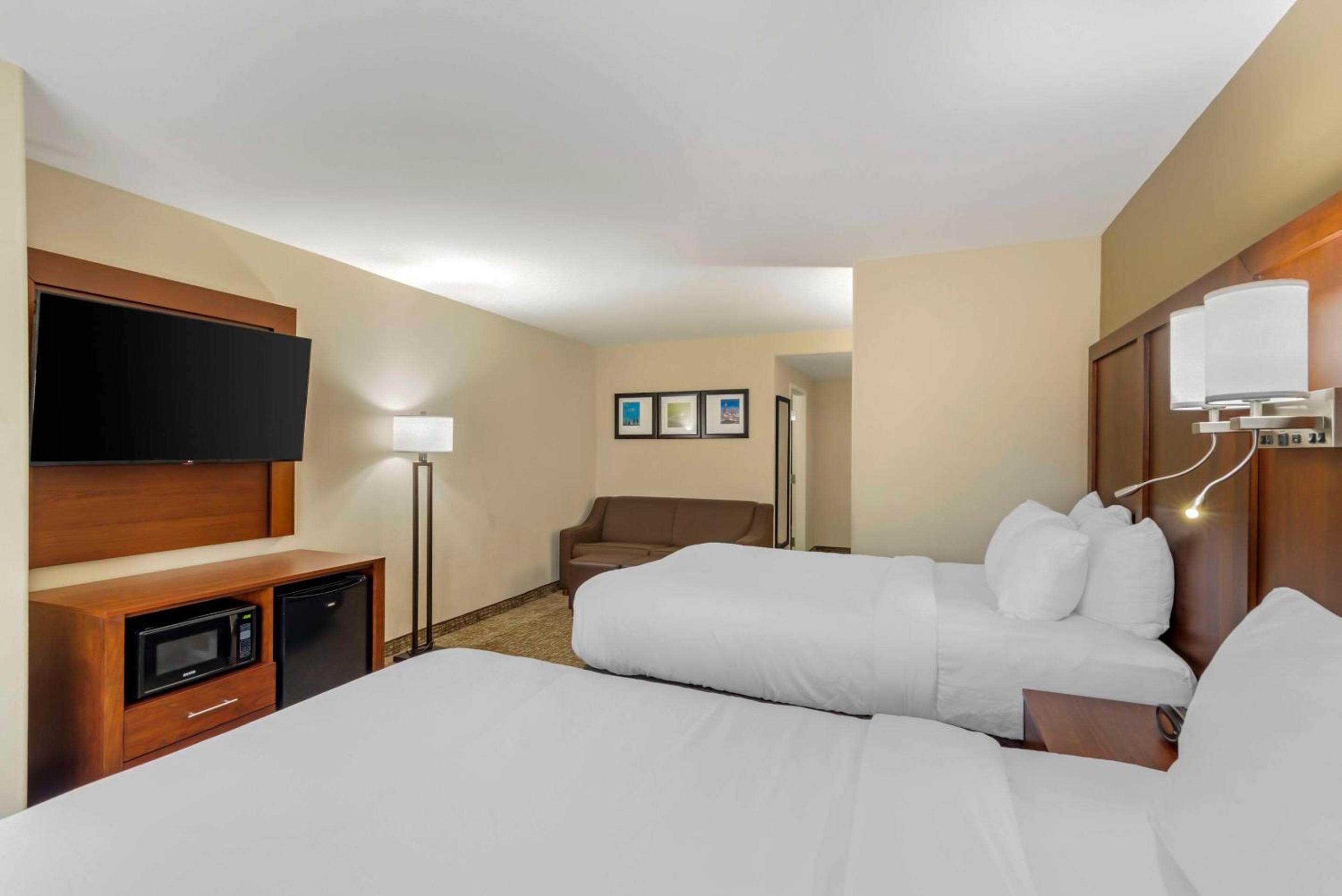 Queen Room with Two Queen Beds - Photo 6