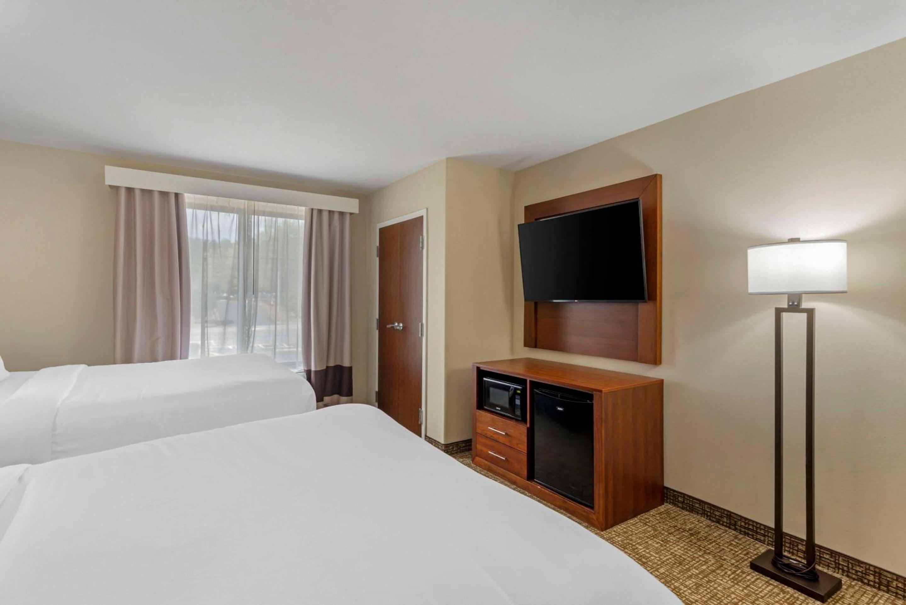 Queen Room with Two Queen Beds - Photo 3