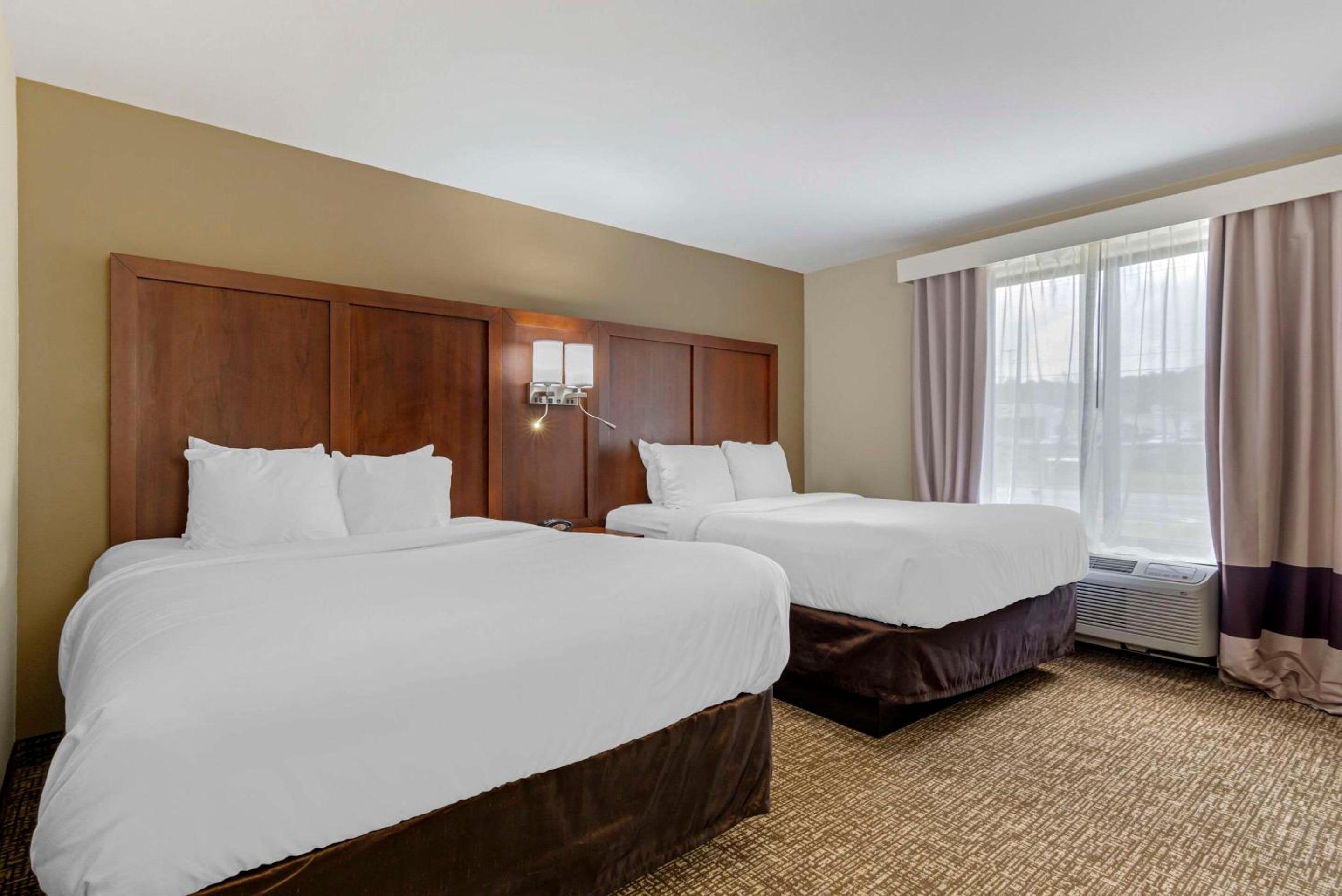 Queen Room with Two Queen Beds - Photo 2