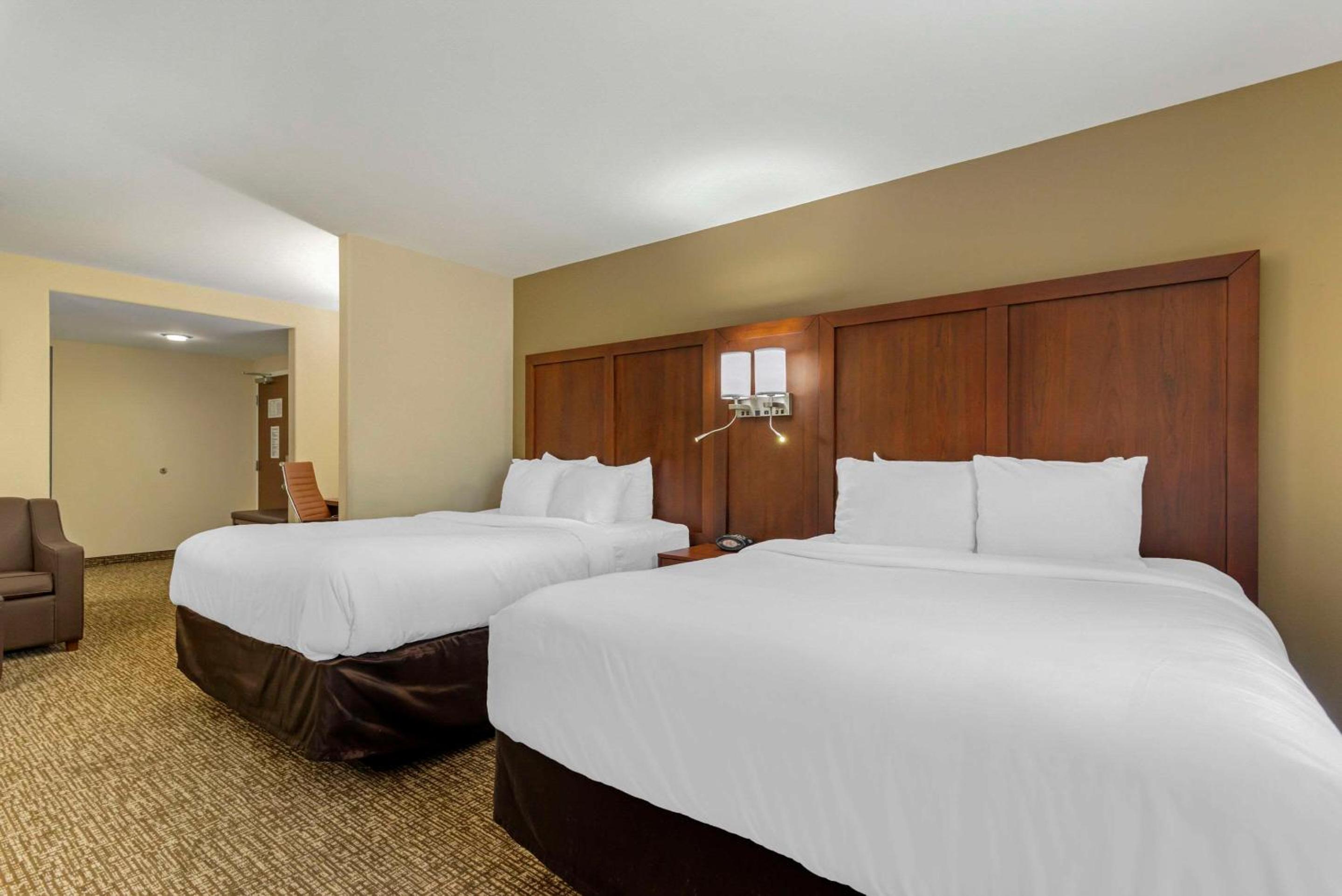 Queen Room with Two Queen Beds - Photo 1