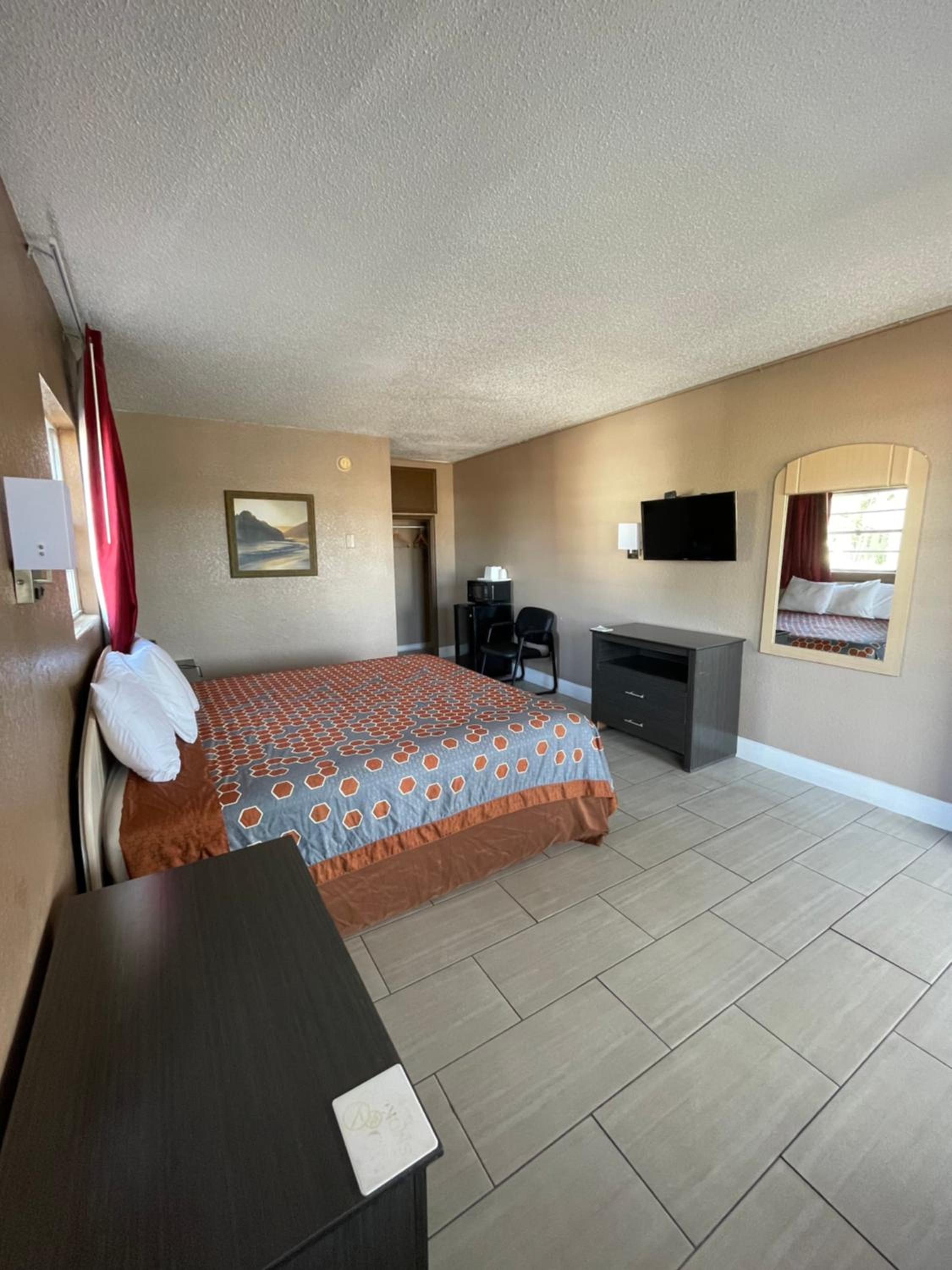 King Room - Non-Smoking - Photo 2