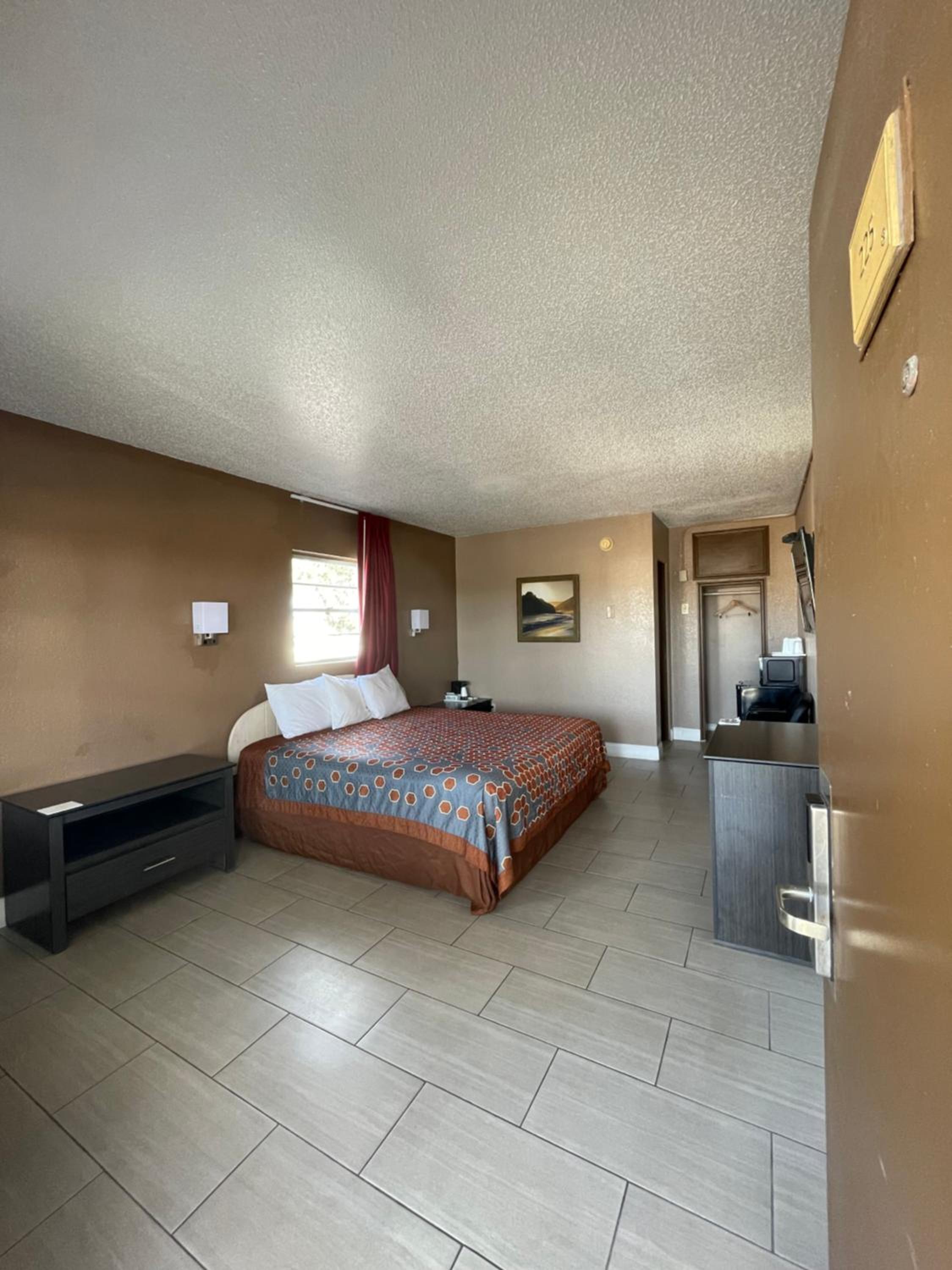 King Room - Non-Smoking - Photo 3