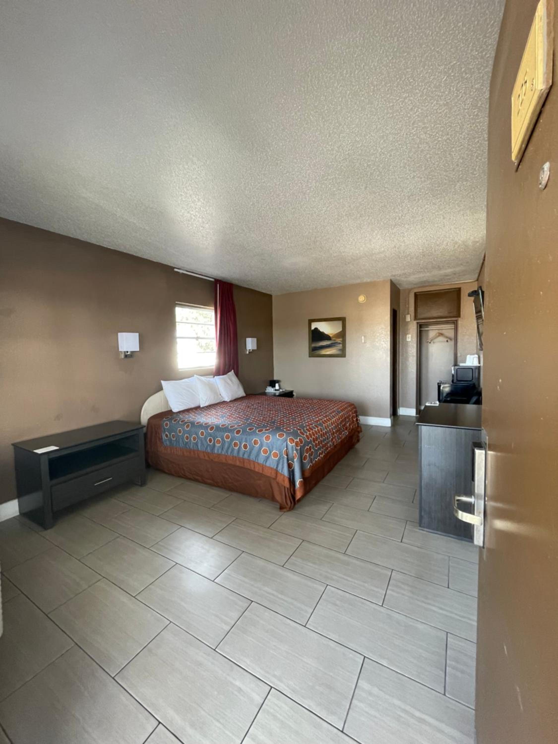 King Room - Non-Smoking - Photo 4