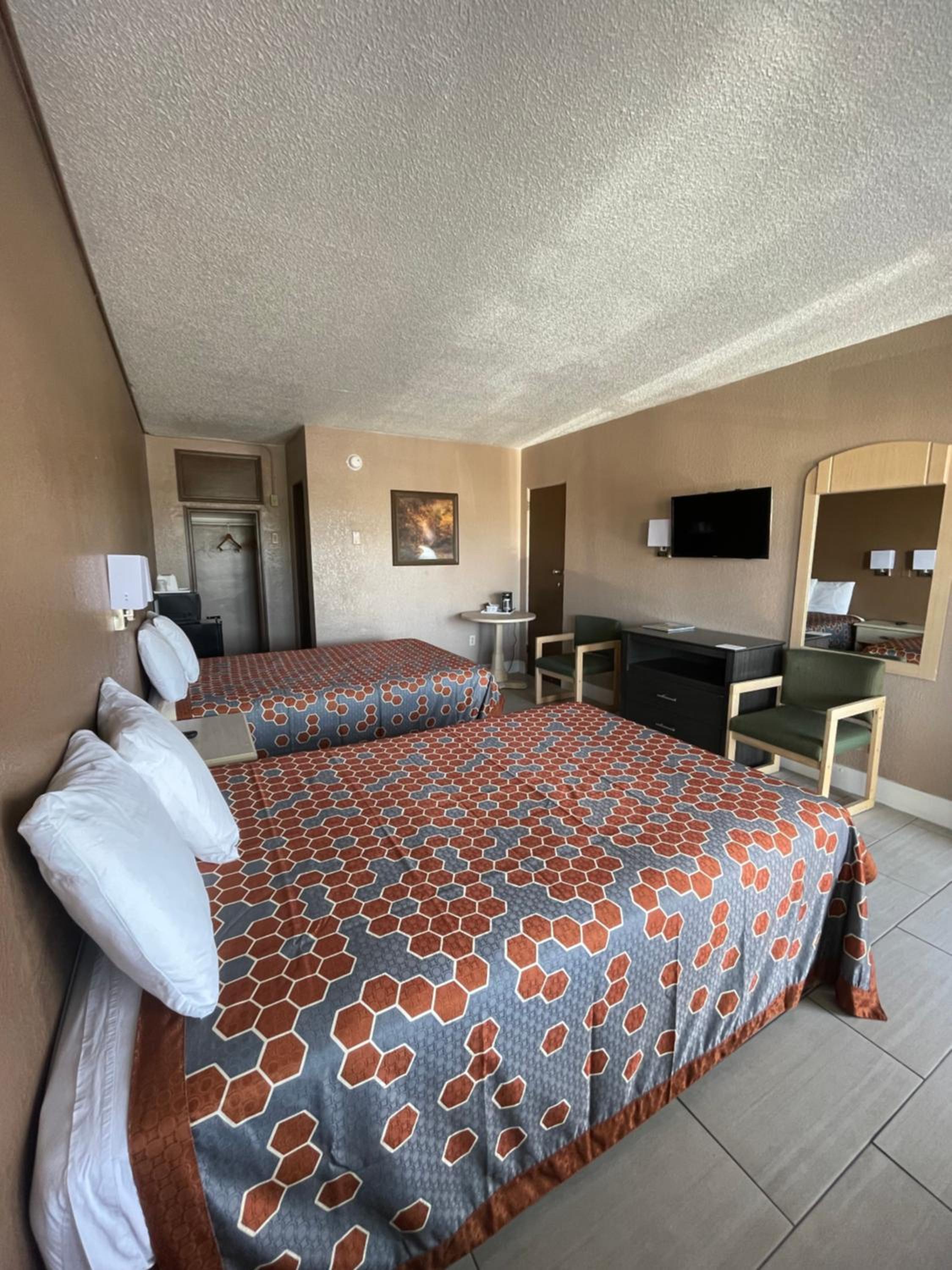 Double Room with Two Double Beds - Non-Smoking - Photo 3