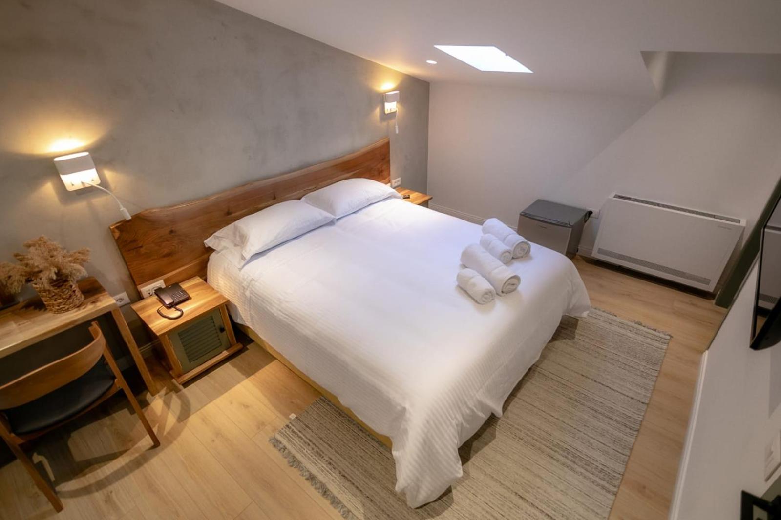 Deluxe Double Room with Balcony photo 2