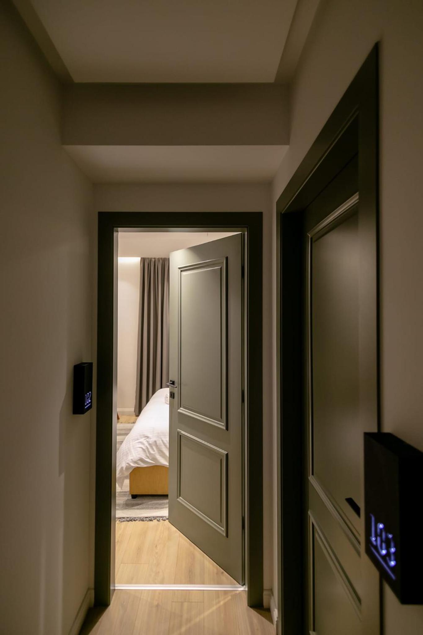 Deluxe Double Room with Balcony photo 2