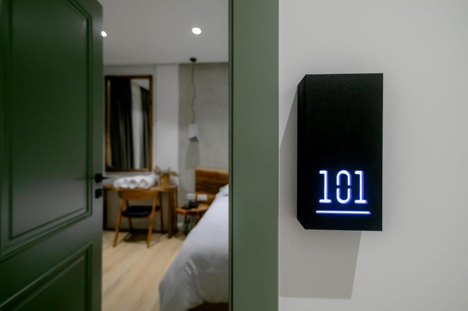 Deluxe Double Room with Balcony photo 2