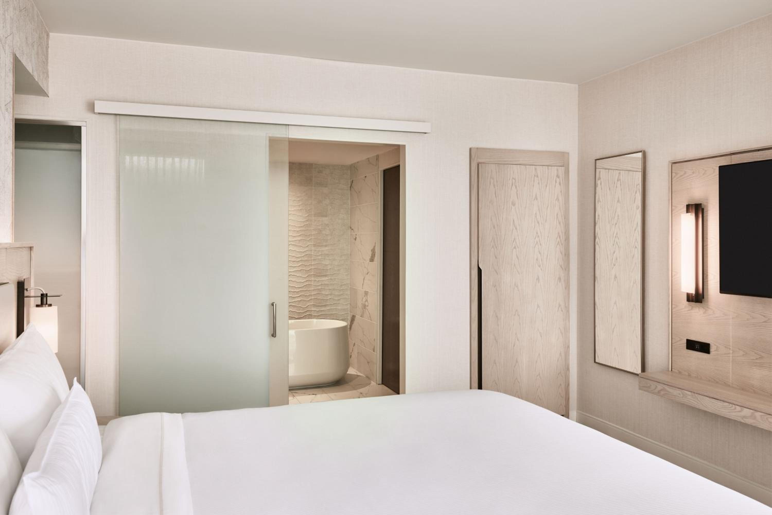 1 Bedroom Executive Suite with 1 King bed, Sofa bed - Photo 4